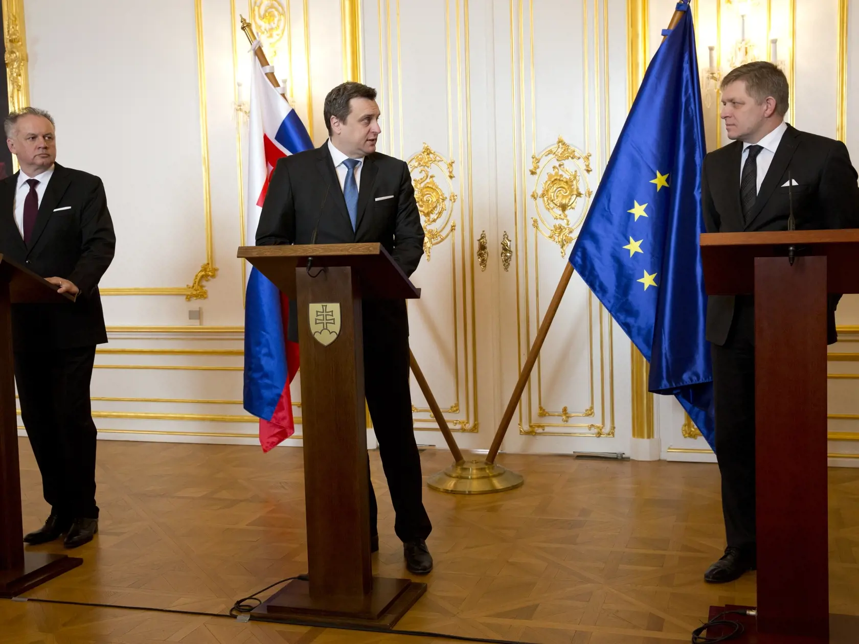 Stretnutie najvyšších ústavných činiteľov na bratislavskom hrade
Na snímke prezident Andrej Kiska, Andrej danko a Róbert Fico oznamujú výsledok rokovania