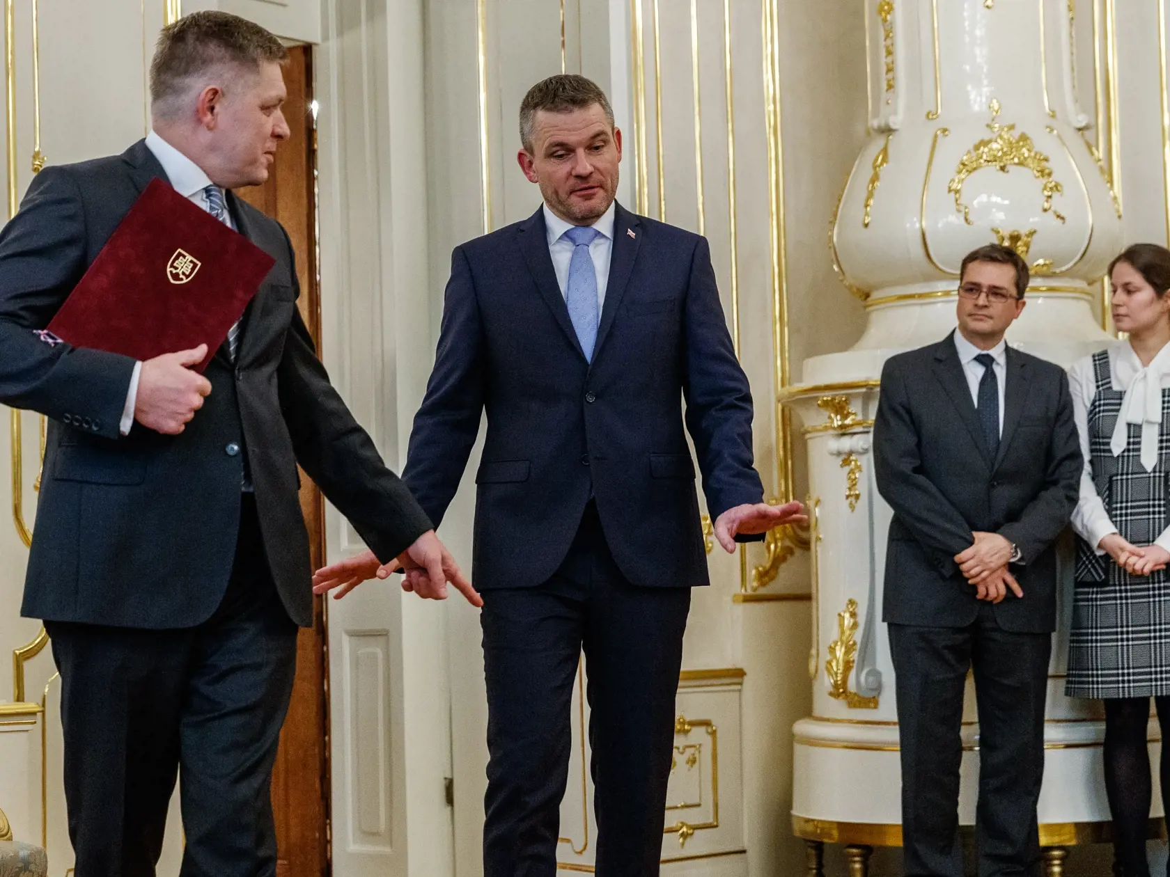 Prezident Andrej Kiska prijal v Prezidentskom paláci demisiu z rúk predsedu Vlády Slovenskej republiky Roberta Fica a zároveň poveril Petra Pellegriniho zostavením novej vlády.
