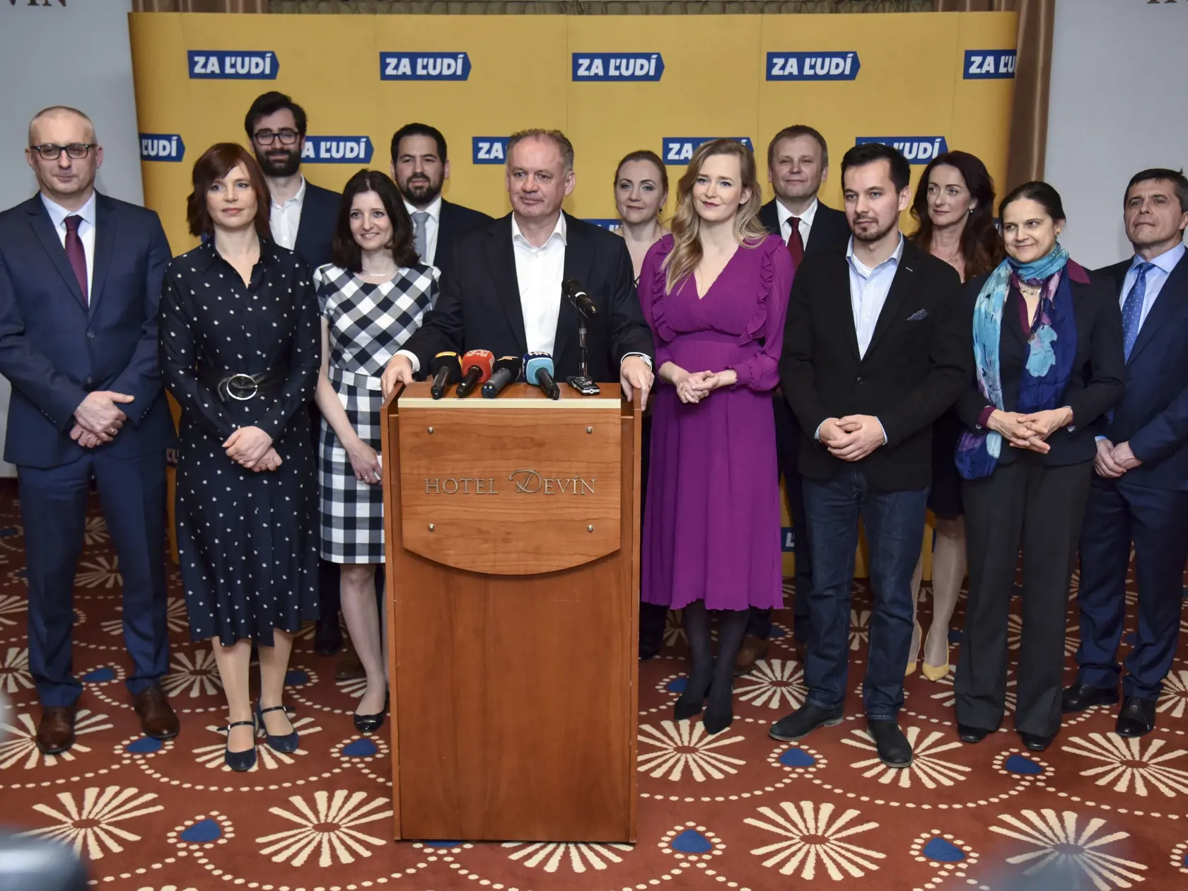 Predný rad zľava Miroslav Kollár, Veronika Remišová, podpredsedníčka strany Za ľudí Jana Žitňanská, líder strany Andrej Kiska, Vladimíra Marcinková, podpredseda strany Juraj Šeliga a Mária Kolíková reagujú na prvé volebné odhady počas volebnej noci po voľbách do Národnej rady Slovenskej republiky, 29. februára 2020 v Bratislave. Zadný rad sprava Marek Antal, Andrea Letanovská, Vladimír Ledecký, Viera Leščáková, Michal Kovács a Marek Hattas.