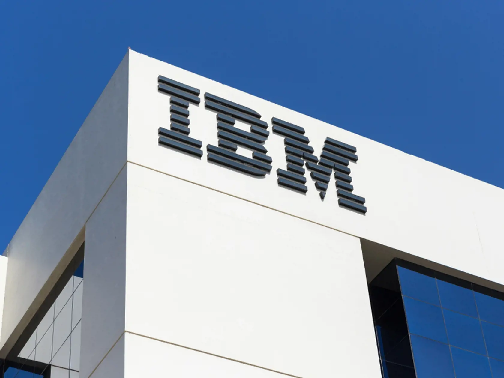 Také počítače už existujú. Napríklad ich vlastnia známe spoločnosti ako IBM, Intel, Microsoft alebo Google. Sú to dosť objemné systémy ponorené v kryostatoch a pracujú pri extrémne nízkych teplotách. Majú nateraz rádovo len niekoľko desiatok qubitov. Takže ich momentálne výpočtové možnosti nie sú kompetitívne s klasickými počítačmi.