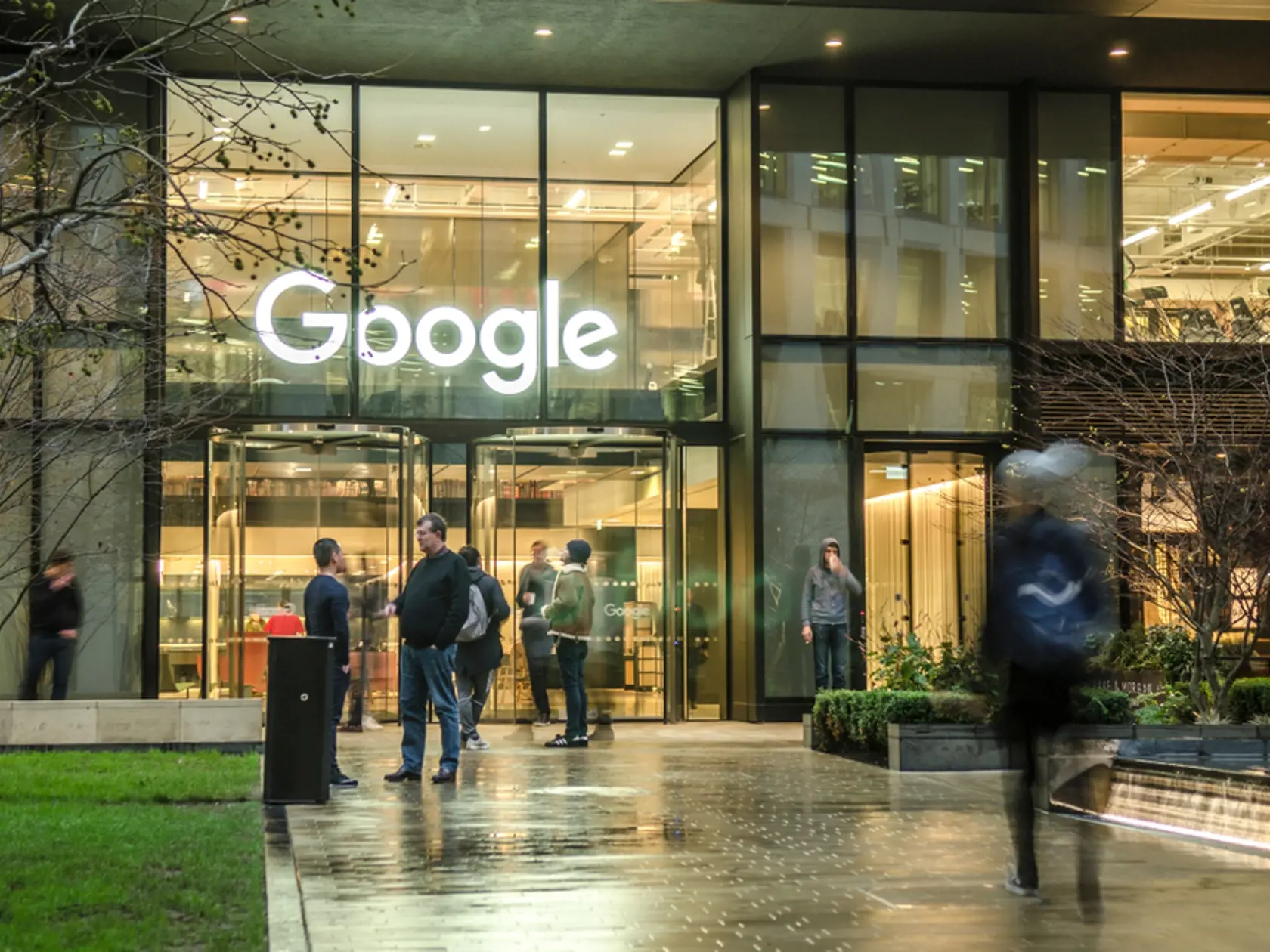 Také počítače už existujú. Napríklad ich vlastnia známe spoločnosti ako IBM, Intel, Microsoft alebo Google. Sú to dosť objemné systémy ponorené v kryostatoch a pracujú pri extrémne nízkych teplotách. Majú nateraz rádovo len niekoľko desiatok qubitov. Takže ich momentálne výpočtové možnosti nie sú kompetitívne s klasickými počítačmi.