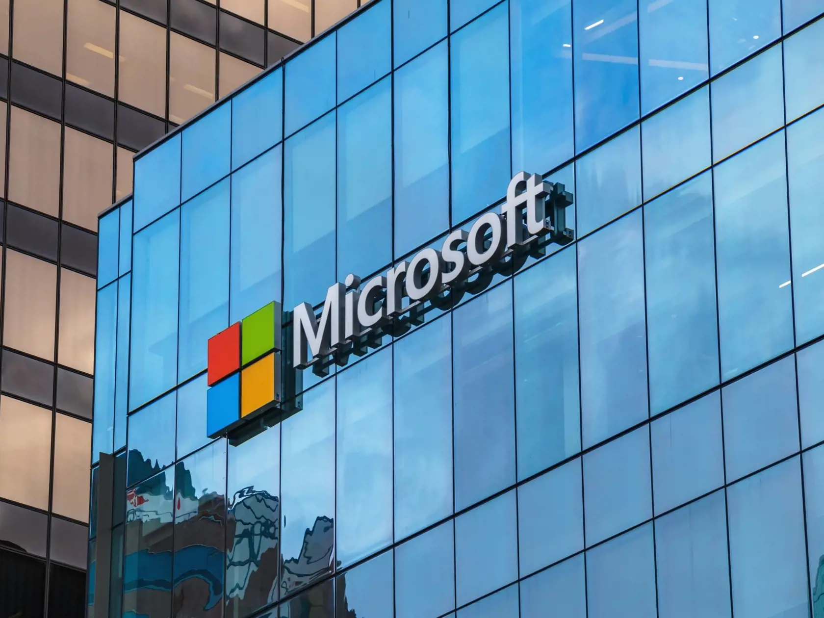 Také počítače už existujú. Napríklad ich vlastnia známe spoločnosti ako IBM, Intel, Microsoft alebo Google. Sú to dosť objemné systémy ponorené v kryostatoch a pracujú pri extrémne nízkych teplotách. Majú nateraz rádovo len niekoľko desiatok qubitov. Takže ich momentálne výpočtové možnosti nie sú kompetitívne s klasickými počítačmi.