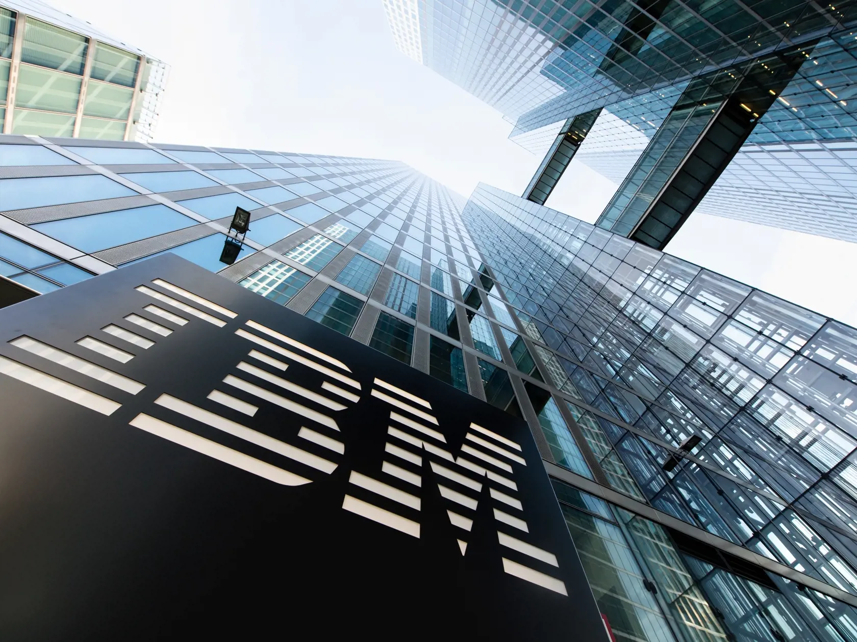 Také počítače už existujú. Napríklad ich vlastnia známe spoločnosti ako IBM, Intel, Microsoft alebo Google. Sú to dosť objemné systémy ponorené v kryostatoch a pracujú pri extrémne nízkych teplotách. Majú nateraz rádovo len niekoľko desiatok qubitov. Takže ich momentálne výpočtové možnosti nie sú kompetitívne s klasickými počítačmi.