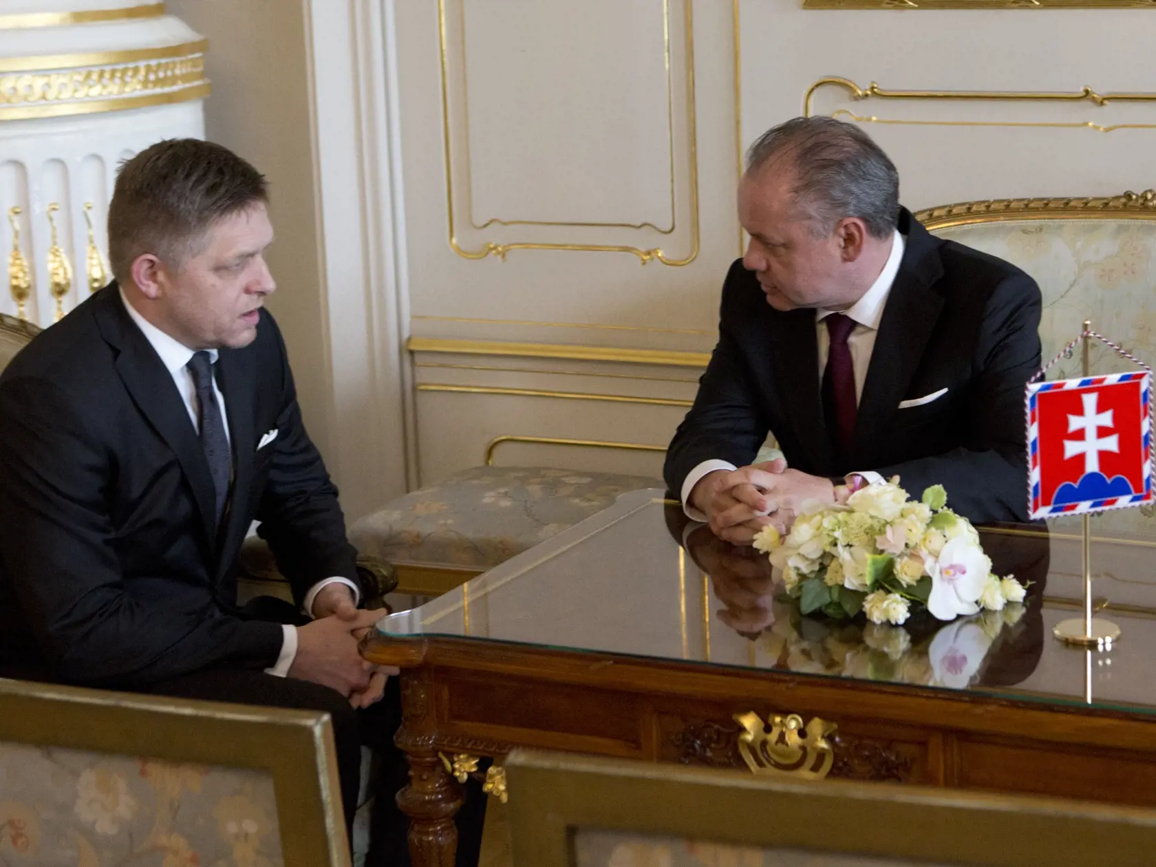Robert Fico si dnes (9.3.) u prezidenta Kiska prevzal poverenie zostavit vladu.
Na obr. Robert Fico a prezident Andrej Kiska