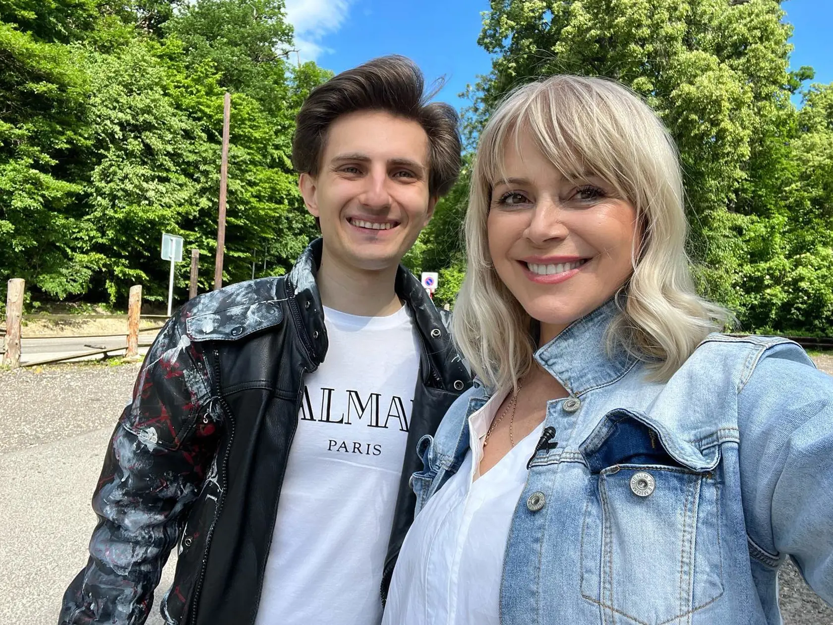Na YouTube rozbehla vlog Zvedavá Zuza, kde spovedá rôznych hostí.