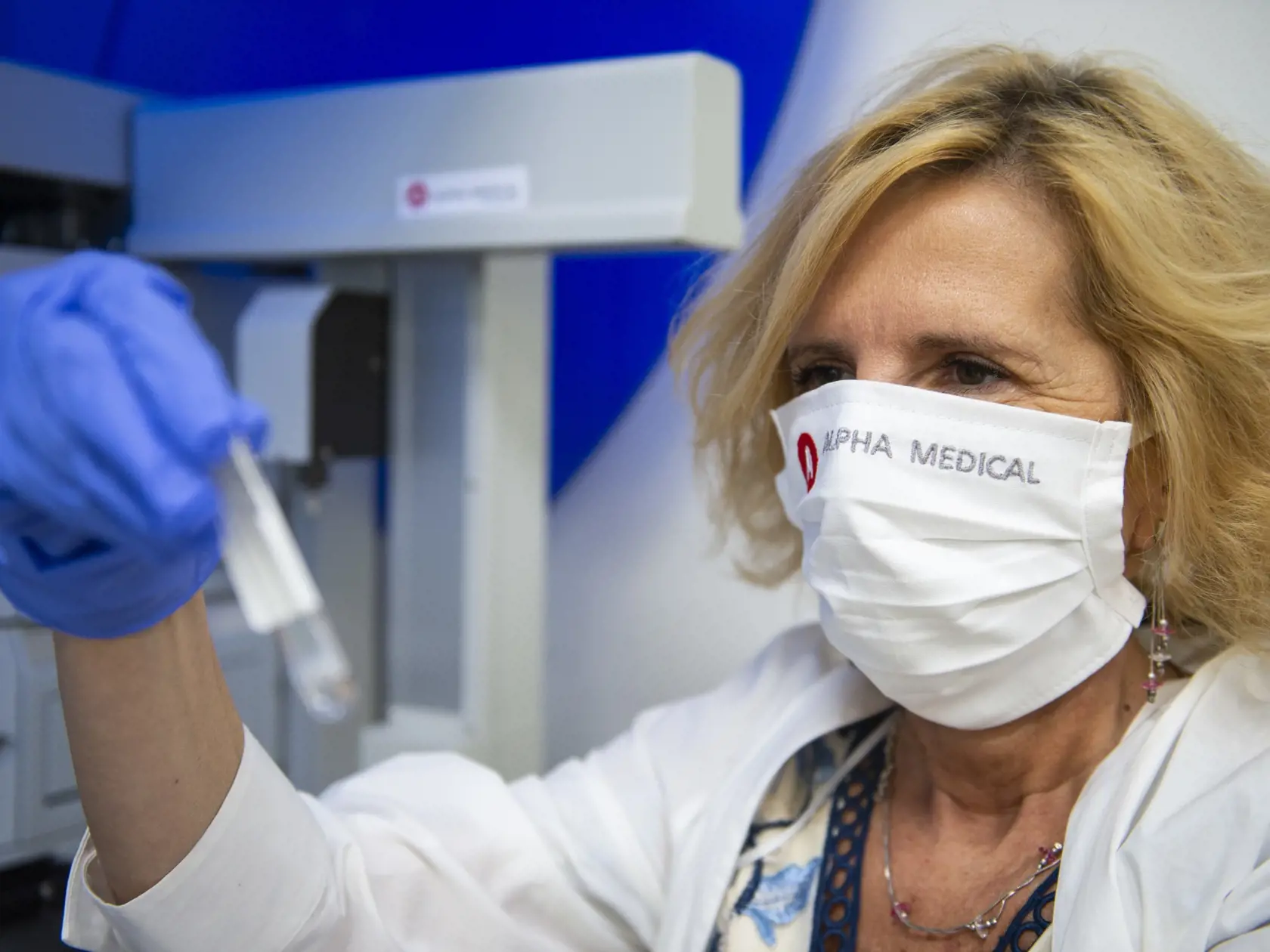 Spoločnosť Alpha medical testuje sérum z odobratej krvi pacienta na prítomnosť koronavírusu COVID-19. Odber je realizovaný ambulantne a ide o krv zo žily, nie kapilárnu krv z prsta (ako pri rýchlotestoch). Test prebieha v laboratóriu na platničke, ktorá je potiahnutá požadovaným vírusovým proteínom – antigénom. Vzorky pacientov sa potom s antigénom inkubujú a ak má pacient protilátky proti vírusovému antigénu, viažu sa spolu. Naviazaný komplex protilátka-antigén sa potom môže detegovať ďalším pr