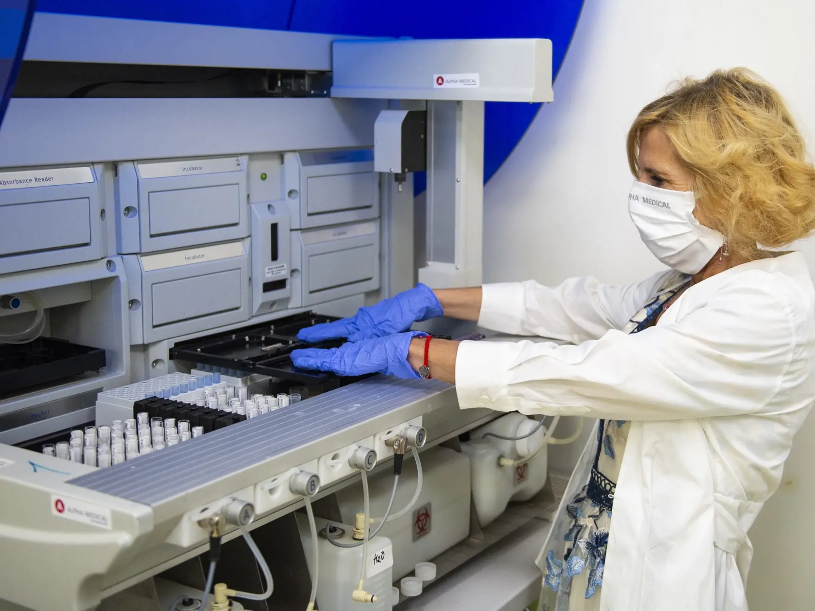 Spoločnosť Alpha medical testuje sérum z odobratej krvi pacienta na prítomnosť koronavírusu COVID-19. Odber je realizovaný ambulantne a ide o krv zo žily, nie kapilárnu krv z prsta (ako pri rýchlotestoch). Test prebieha v laboratóriu na platničke, ktorá je potiahnutá požadovaným vírusovým proteínom – antigénom. Vzorky pacientov sa potom s antigénom inkubujú a ak má pacient protilátky proti vírusovému antigénu, viažu sa spolu. Naviazaný komplex protilátka-antigén sa potom môže detegovať ďalším pr