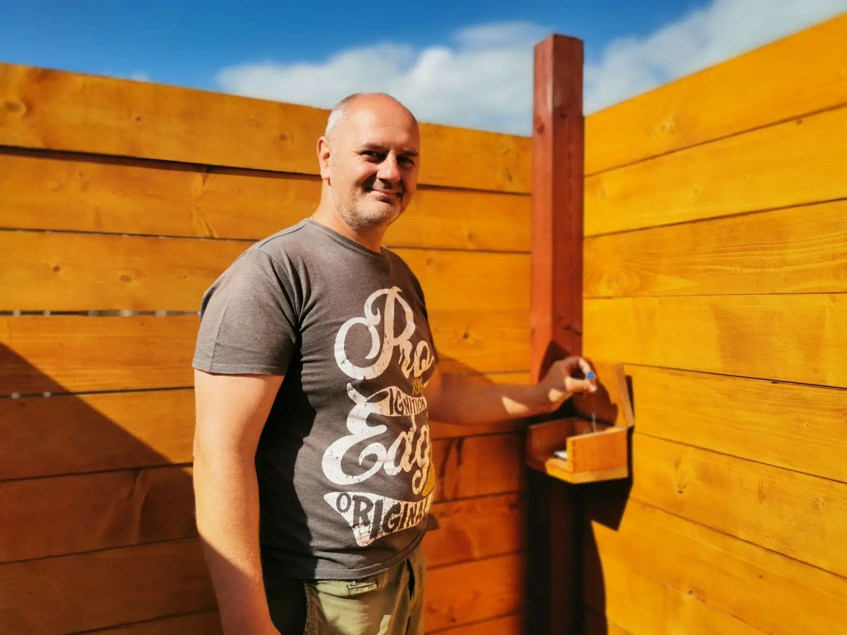 Jednou z atrakcií v Bojniciach je aj drevené bludisko. Ľudia hľadajú v bludisku štyri pečiatky.