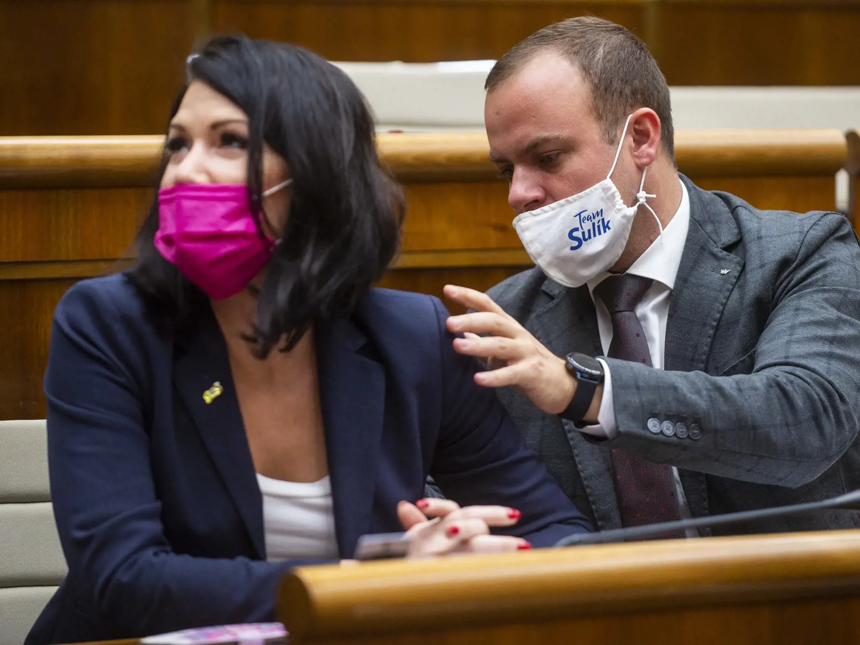 Na snímke poslanci NR SR zľava Jana Bittó Cigániková a Miroslav Žiak (SaS).