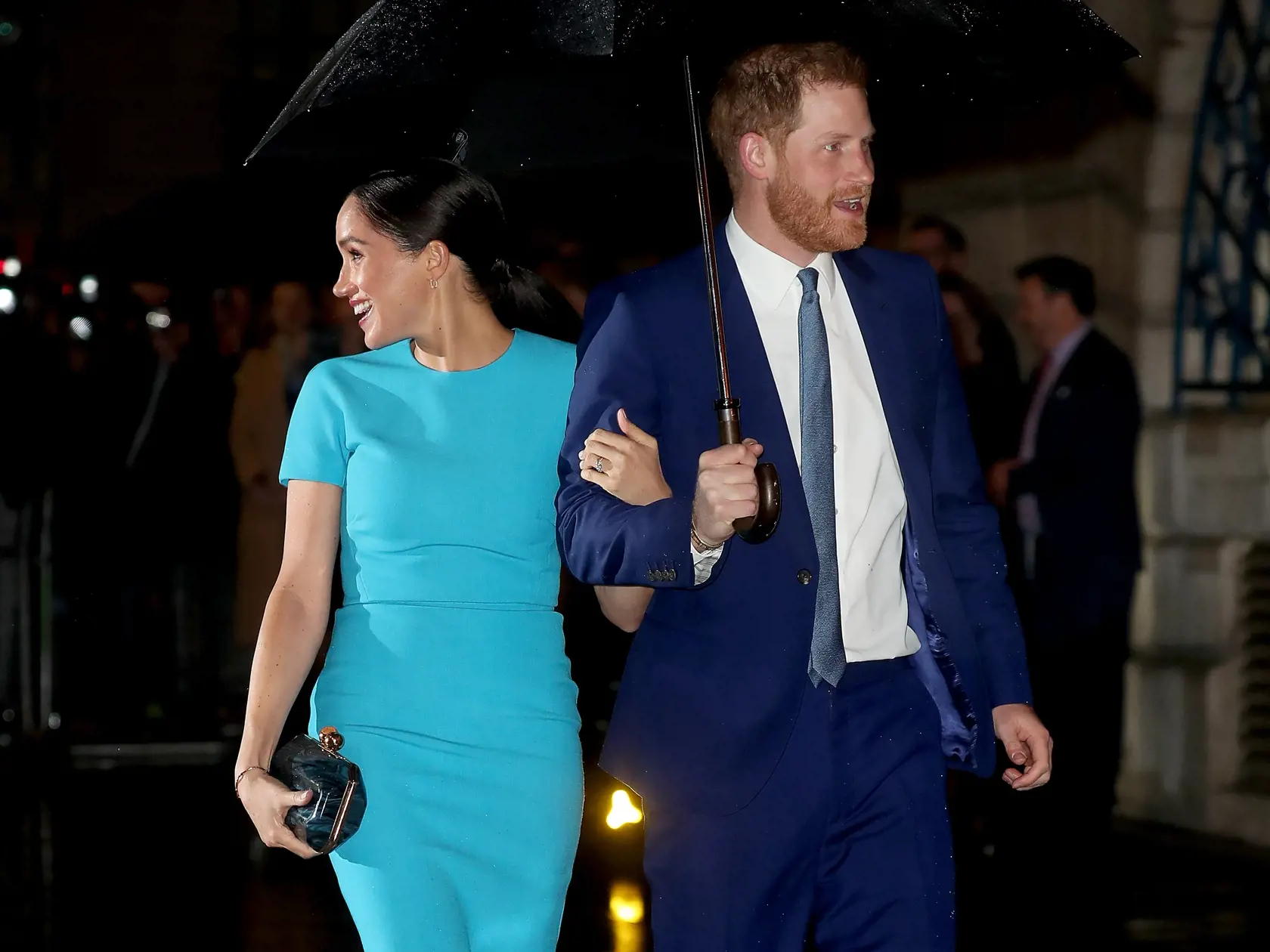 Vojvodkyňa Meghan dorazila po boku Harryho do Londýna.
