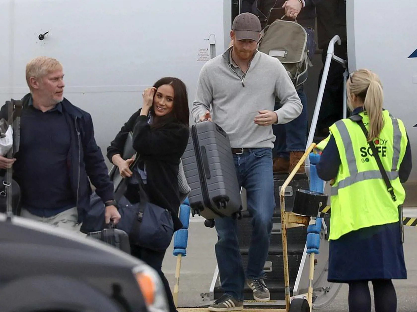 Meghan a Harry po prílete do Kanady z USA. Ruky mali plné batožiny a namiesto okázalých šiat na sebe mali bežné cestovné oblečenie.
