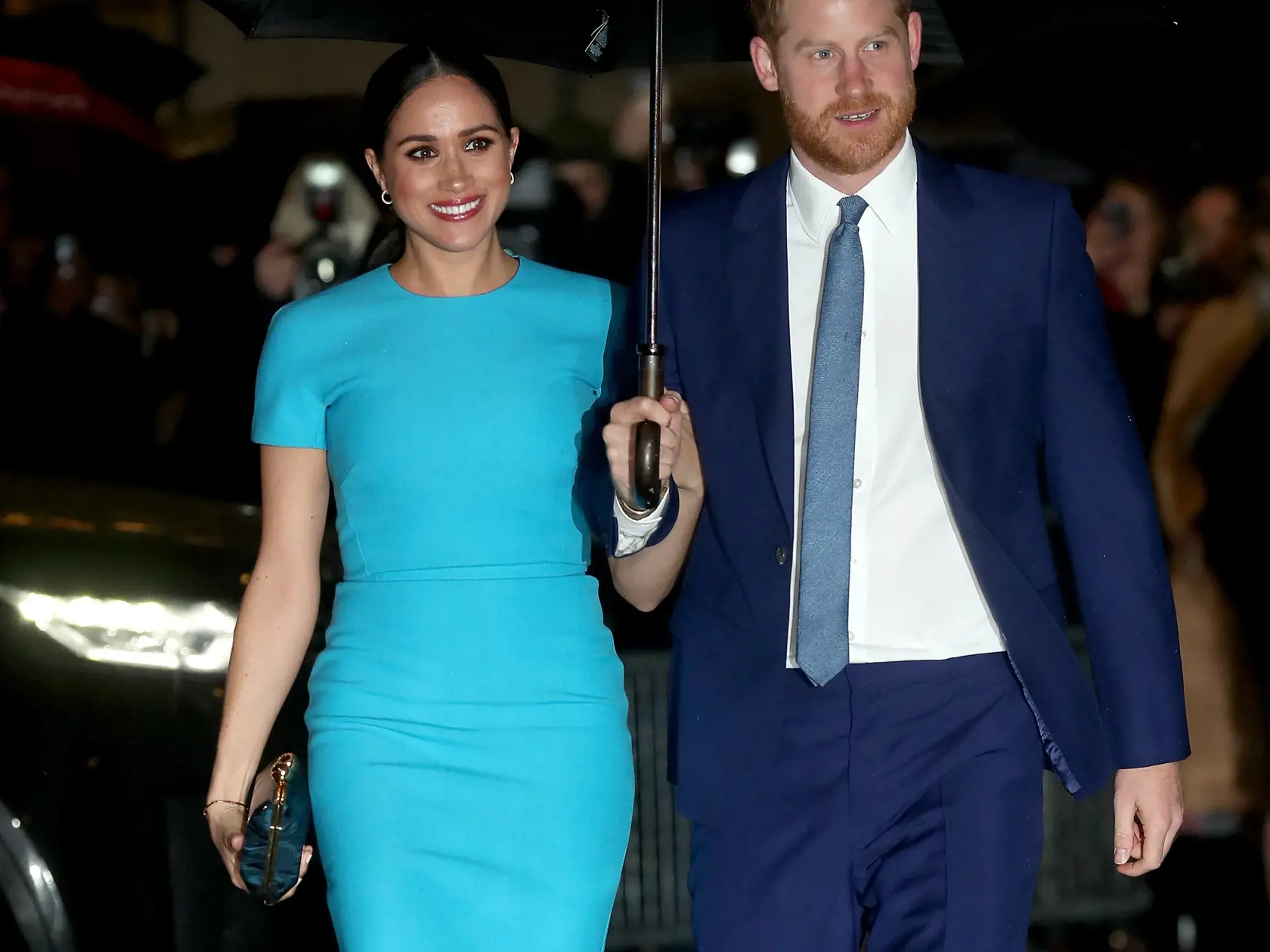 Vojvodkyňa Meghan dorazila po boku Harryho do Londýna.