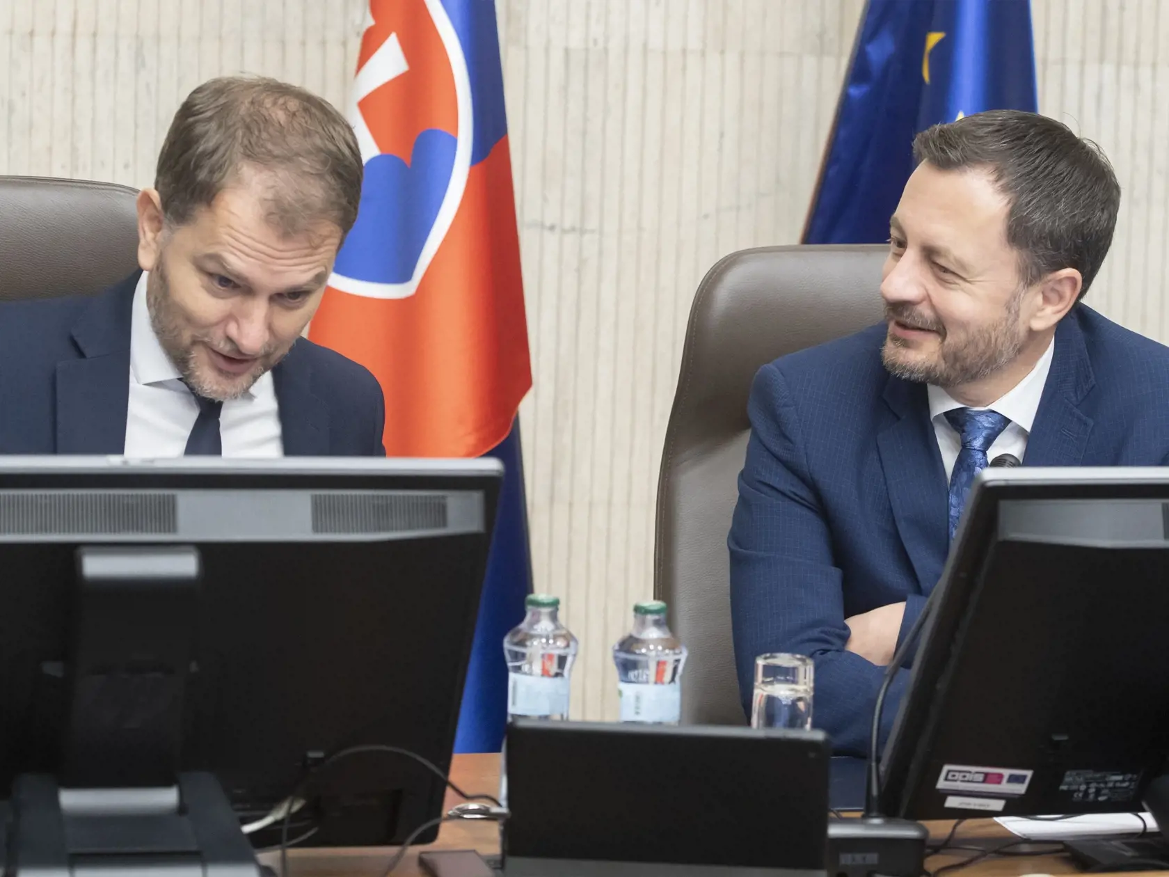 Na snímke vpravo expredseda vlády SR Eduard Heger a vľavo exminister financií SR Igor Matovič