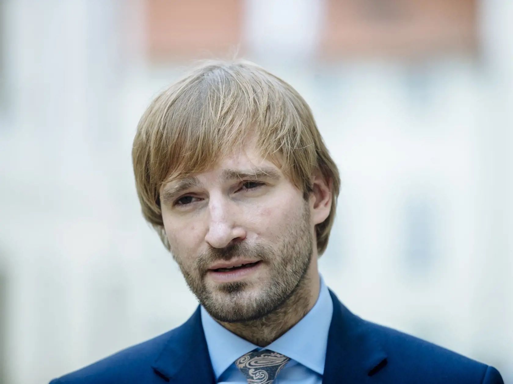 Na očkovanie treťou dávkou budú môcť podľa Adama Vojtěcha tí, ktorým od ukončenej vakcinácie uplynulo osem mesiacov. Zatiaľ pôjde o primárne ohrozené skupiny obyvateľstva.