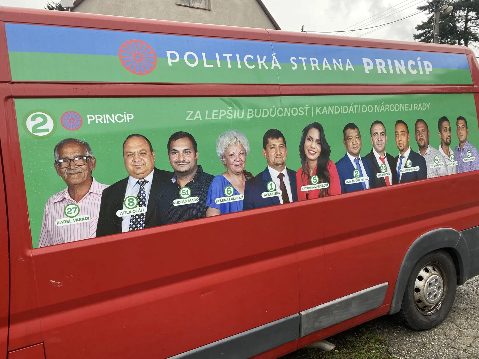 V obci po Atillovi Géňovi zostalo viacero áut s polepmi s jeho menom a politickej strany, ktorej bol lídrom.