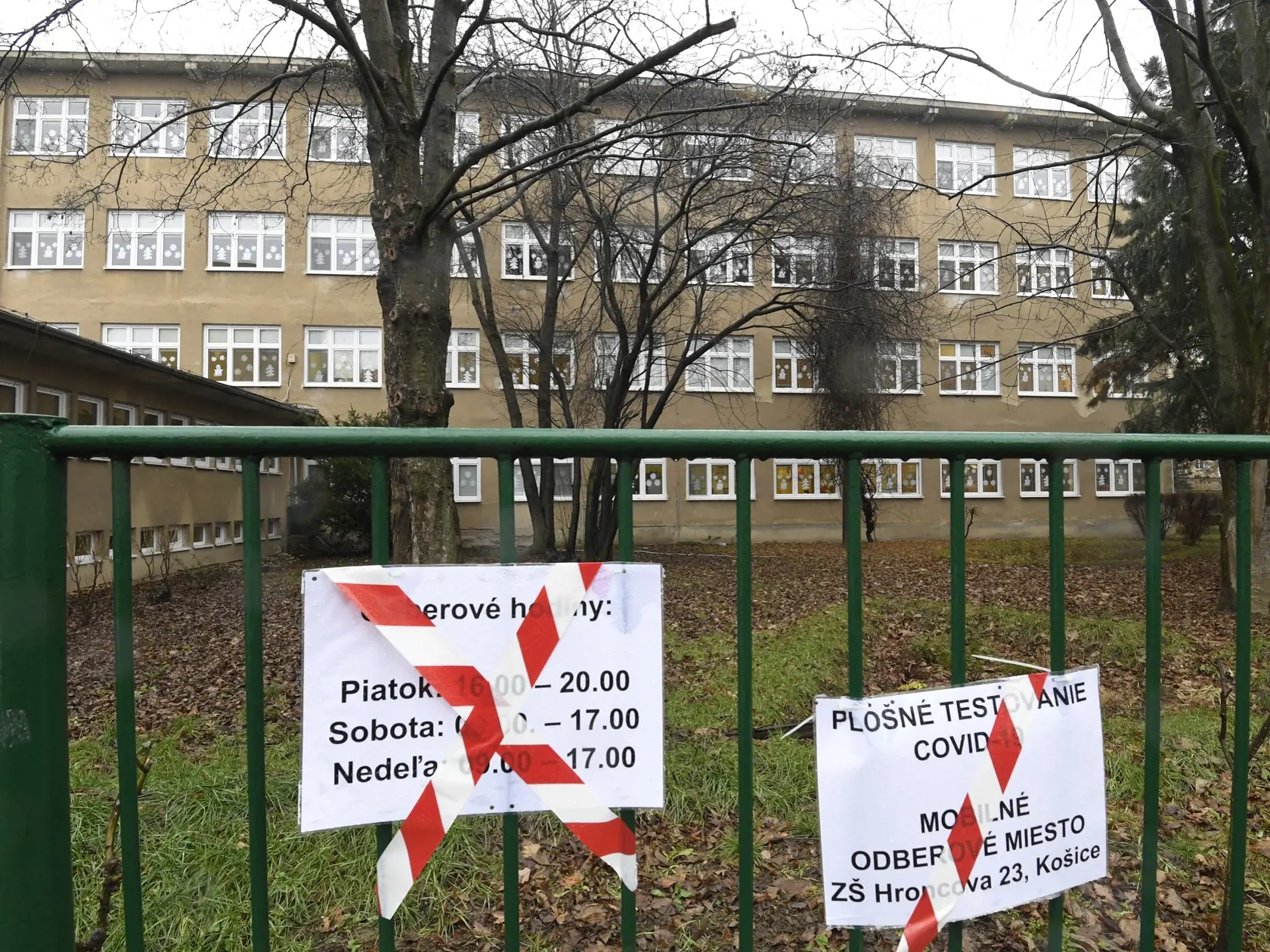 Niektoré školy sa od pondelka otvorili. Ide najmä o materské školy, prvý stupeň základných škôl a končiace ročníky stredných škôl. Na snímke zatvorená základná škola Hroncova 23 v Košiciach 8. februára 2021. FOTO TASR – František Iván 
