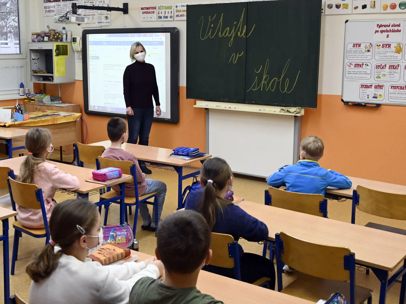 Mesto Prešov od pondelka 8. februára otvorilo všetky materské školy (MŠ) a základné školy (ZŠ) pre žiakov prvého stupňa vo svojej zriaďovateľskej pôsobnosti. Na snímke žiaci 3. ročníka v triede Základnej školy Kúpeľská 2 v Prešove 8. februára 2021. FOTO TASR - Roman Hanc 