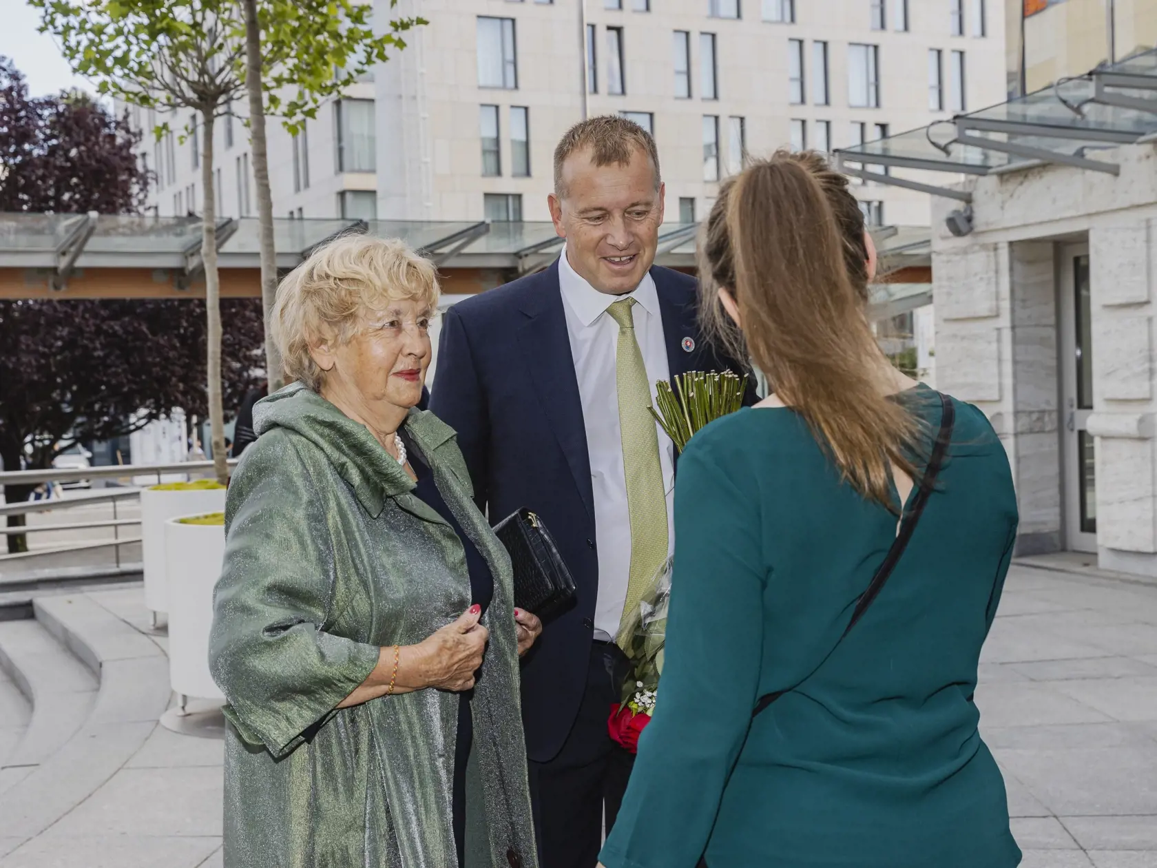Na snímke  predseda NRSR Boris Kollár s mamou Ankou prichádza do budovy Slovenského národného divadla na predstavenie Ruské denníky pri príležitosti 80. narodenín herečky Božidary Turzonovovej.