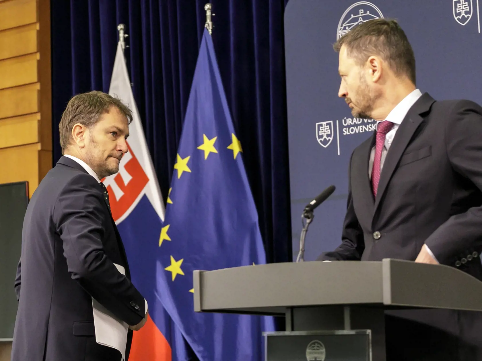 Na snímke sprava predseda vlády SR Eduard Heger a podpredseda vlády SR a minister financií SR Igor Matovič (obaja OĽaNO) počas tlačovej konferencie v Bratislave 25. júna 2022. FOTO TASR - Dano Veselský