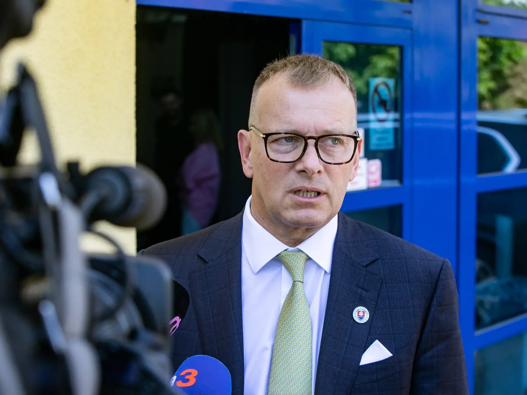 Foto po skončení politickej relácie v televízii TA3. Na fotke je Boris Kollár.
