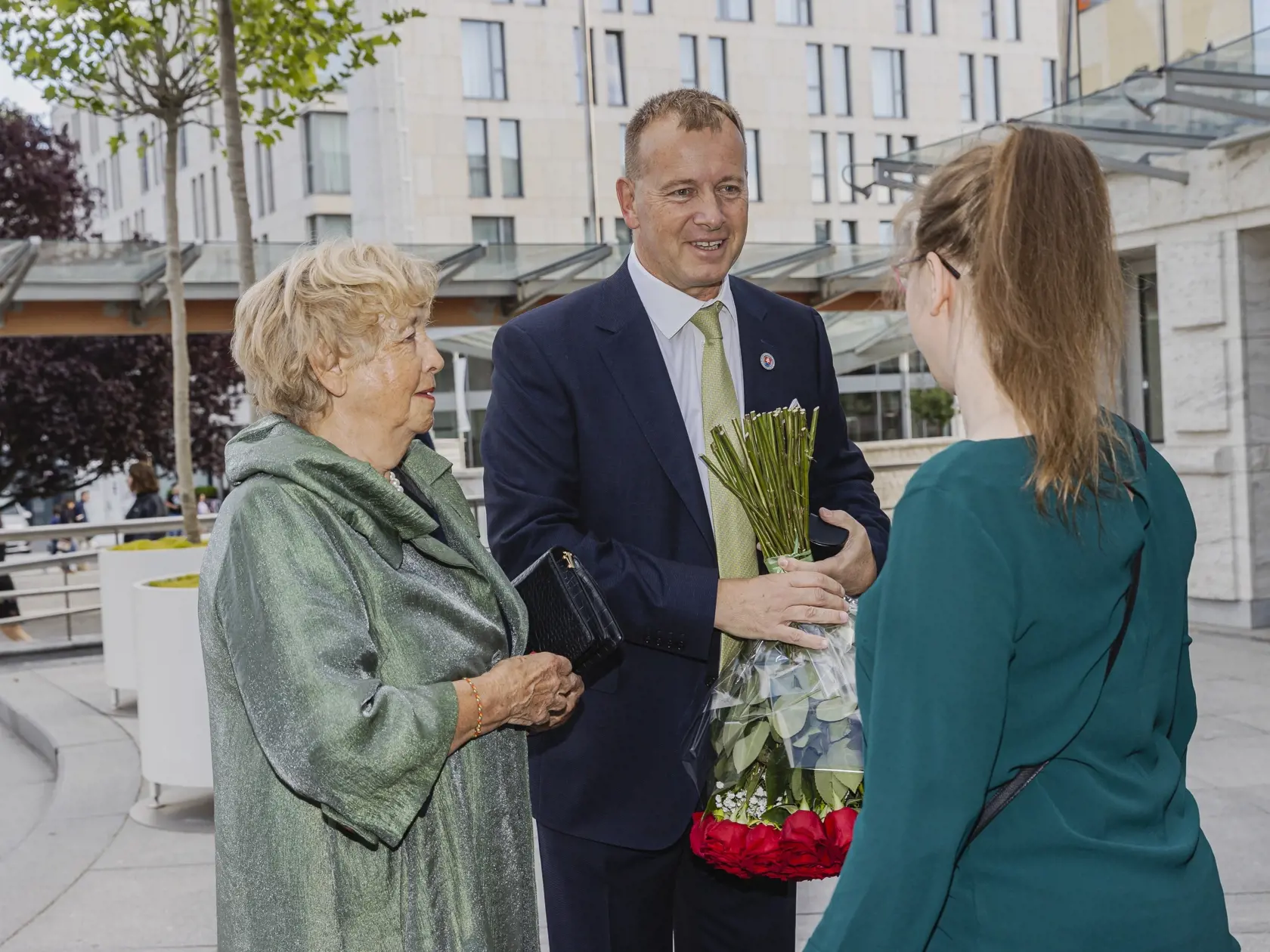 Na snímke  predseda NRSR Boris Kollár s mamou Ankou prichádza do budovy Slovenského národného divadla na predstavenie Ruské denníky pri príležitosti 80. narodenín herečky Božidary Turzonovovej.