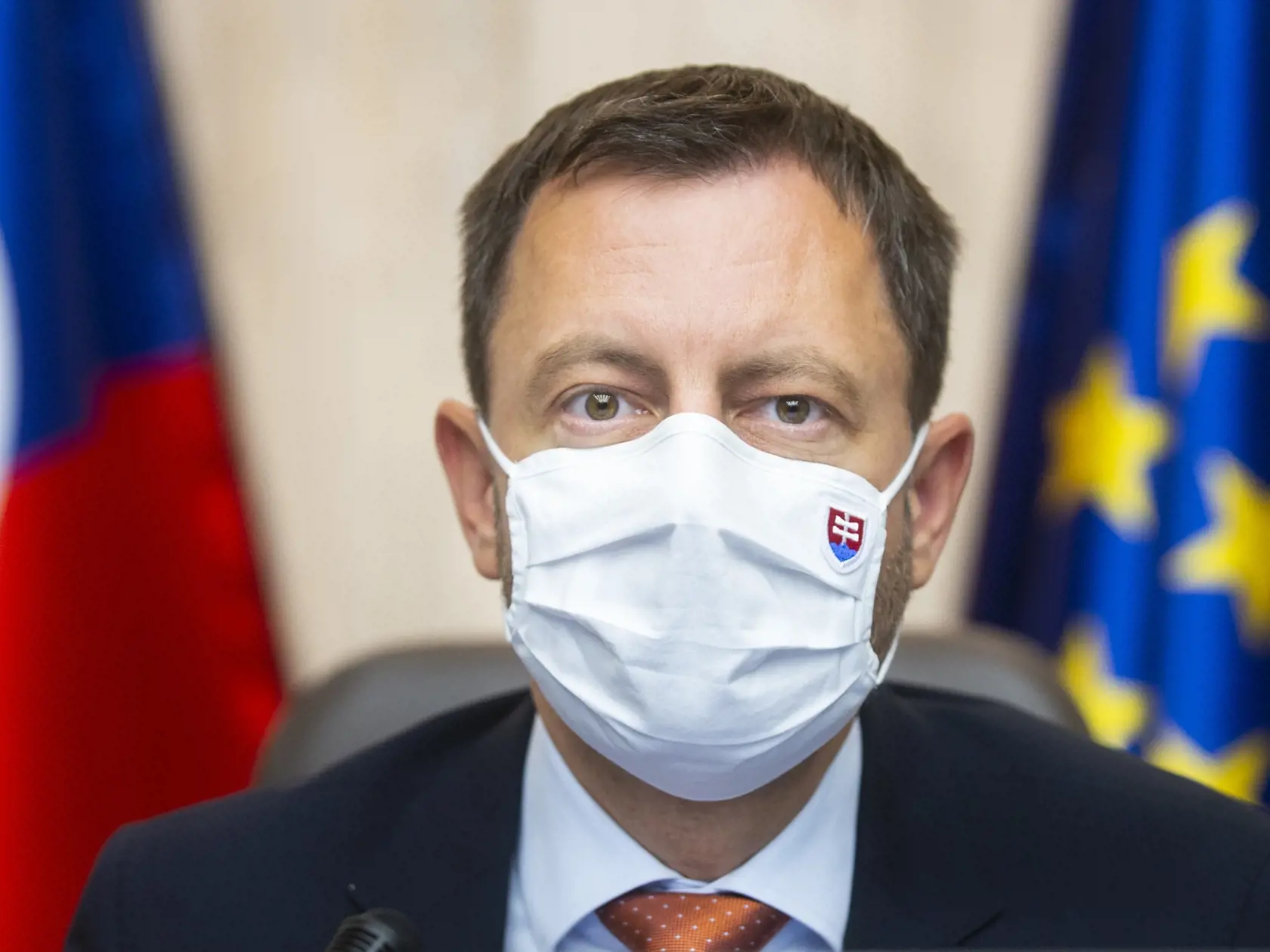 Na snímke je predseda vlády SR Eduard Heger (OĽaNO) počas rokovania.