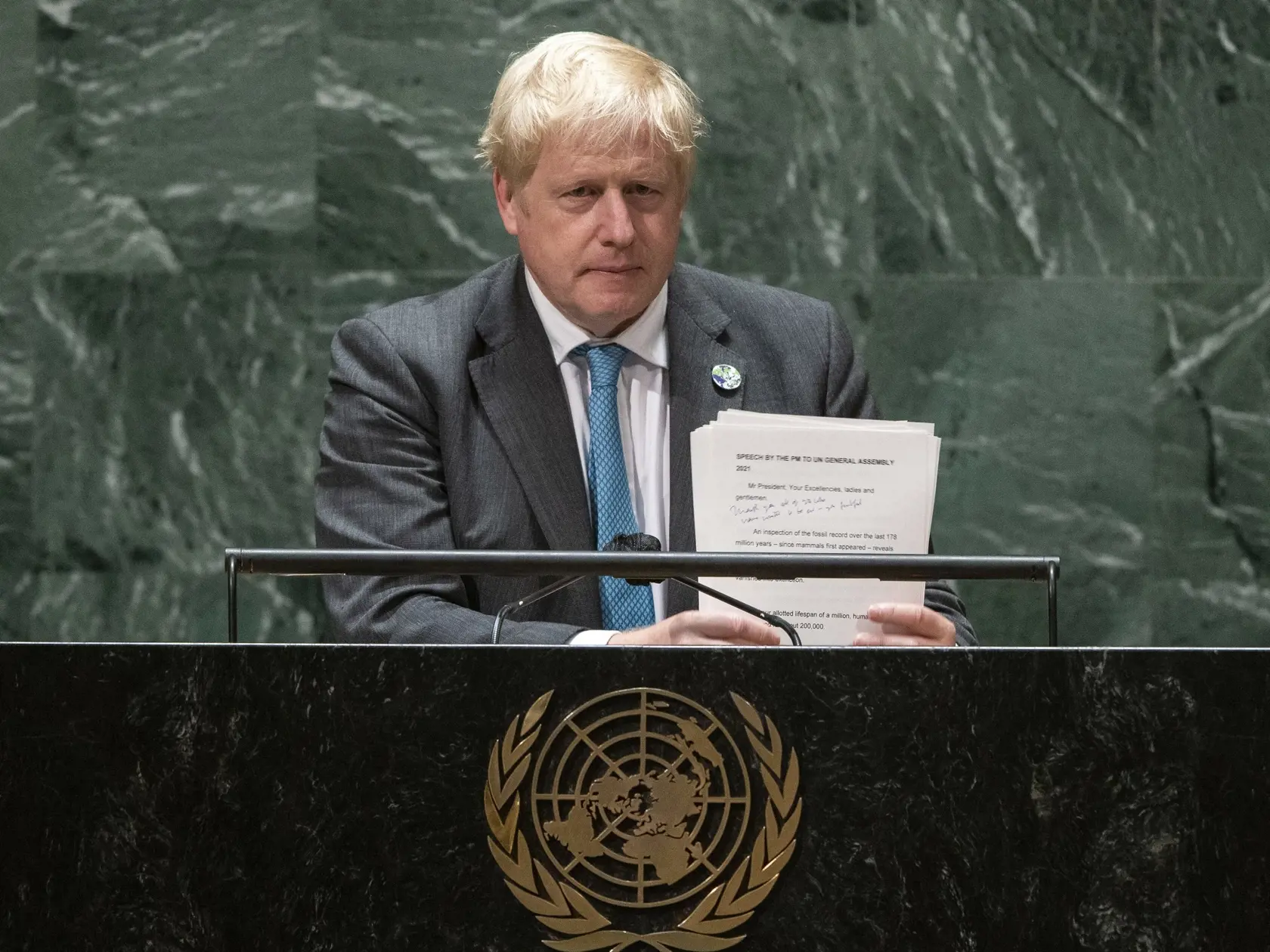 Britský premiér Boris Johnson v sobotu na znak úcty položil kvety pri kostole v meste Leigh-on-Sea, kde deň predtým 25-ročný útočník na smrť dobodal poslanca vládnej Konzervatívnej strany Davida Amessa.