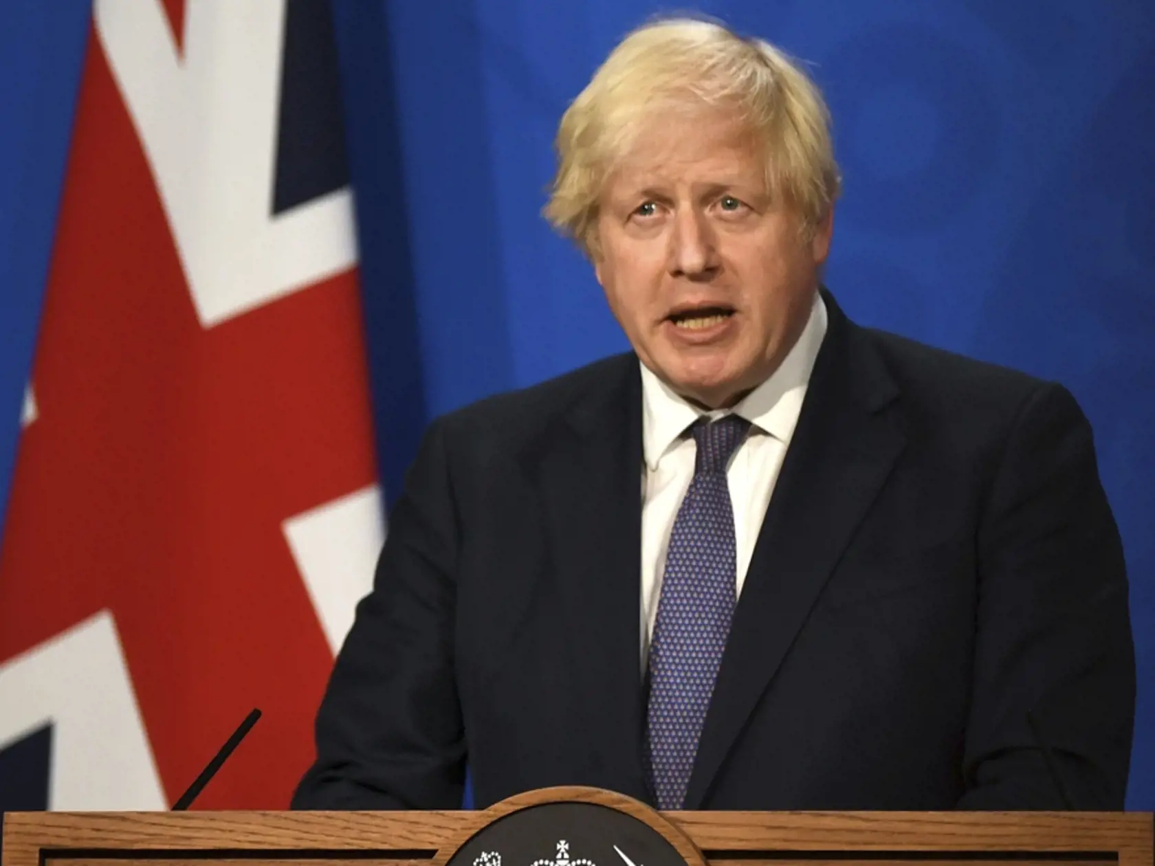 Britský premiér Boris Johnson hovorí  počas brífingu.