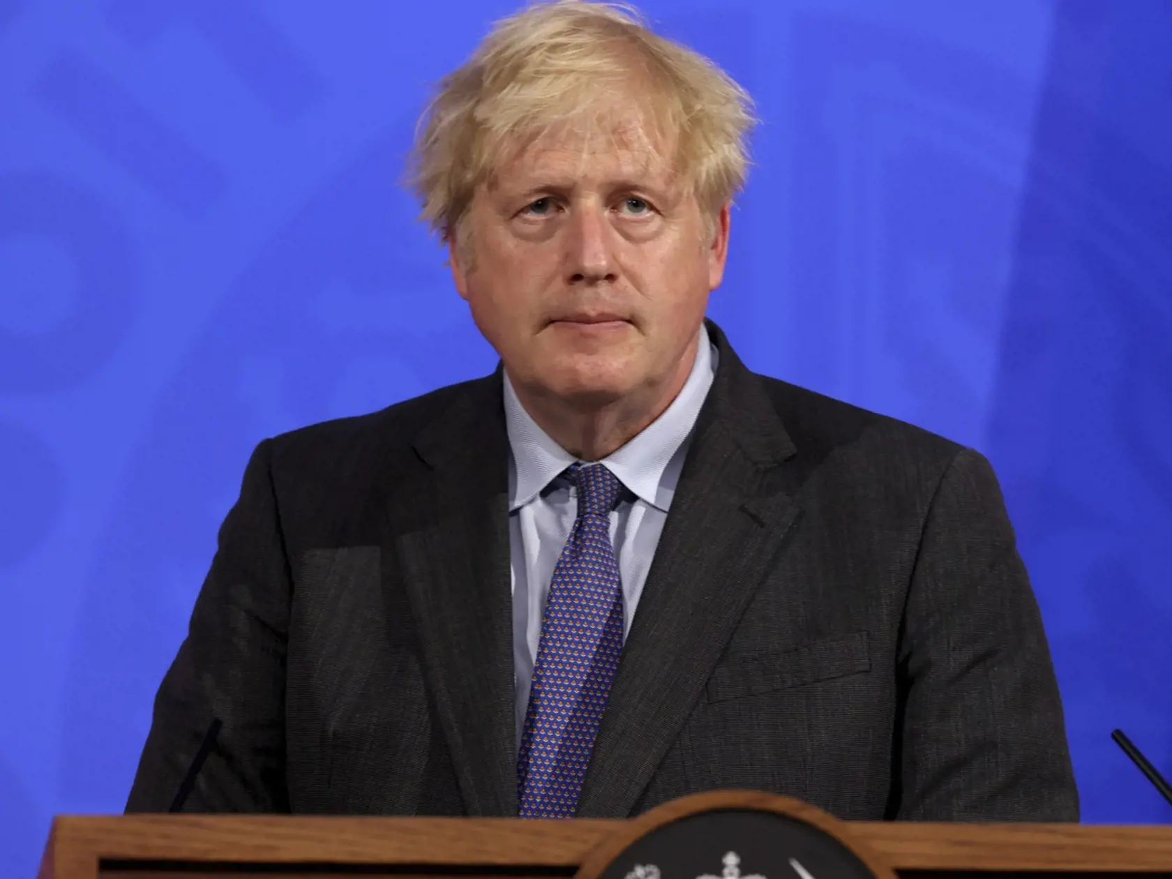Britský premiér Boris Johnson v sobotu na znak úcty položil kvety pri kostole v meste Leigh-on-Sea, kde deň predtým 25-ročný útočník na smrť dobodal poslanca vládnej Konzervatívnej strany Davida Amessa.