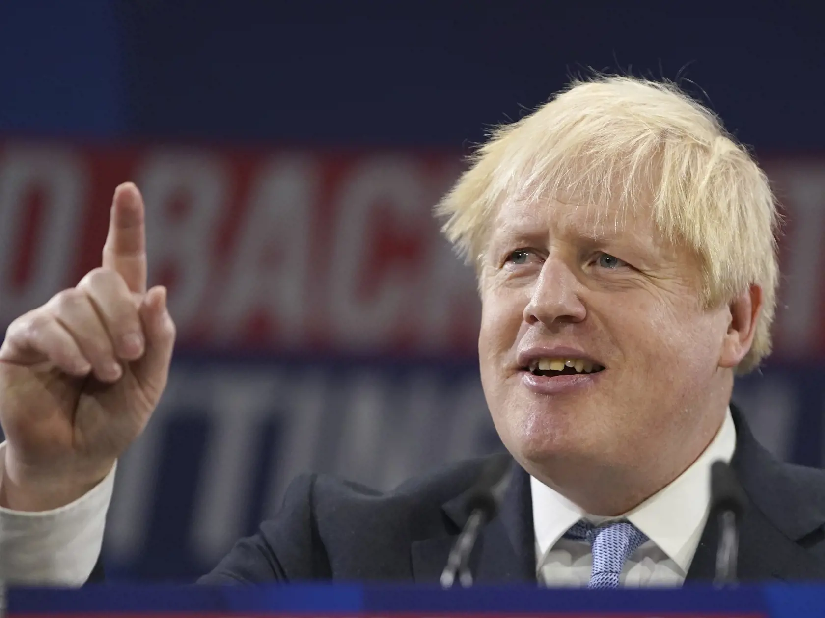 Britský premiér Boris Johnson v sobotu na znak úcty položil kvety pri kostole v meste Leigh-on-Sea, kde deň predtým 25-ročný útočník na smrť dobodal poslanca vládnej Konzervatívnej strany Davida Amessa.
