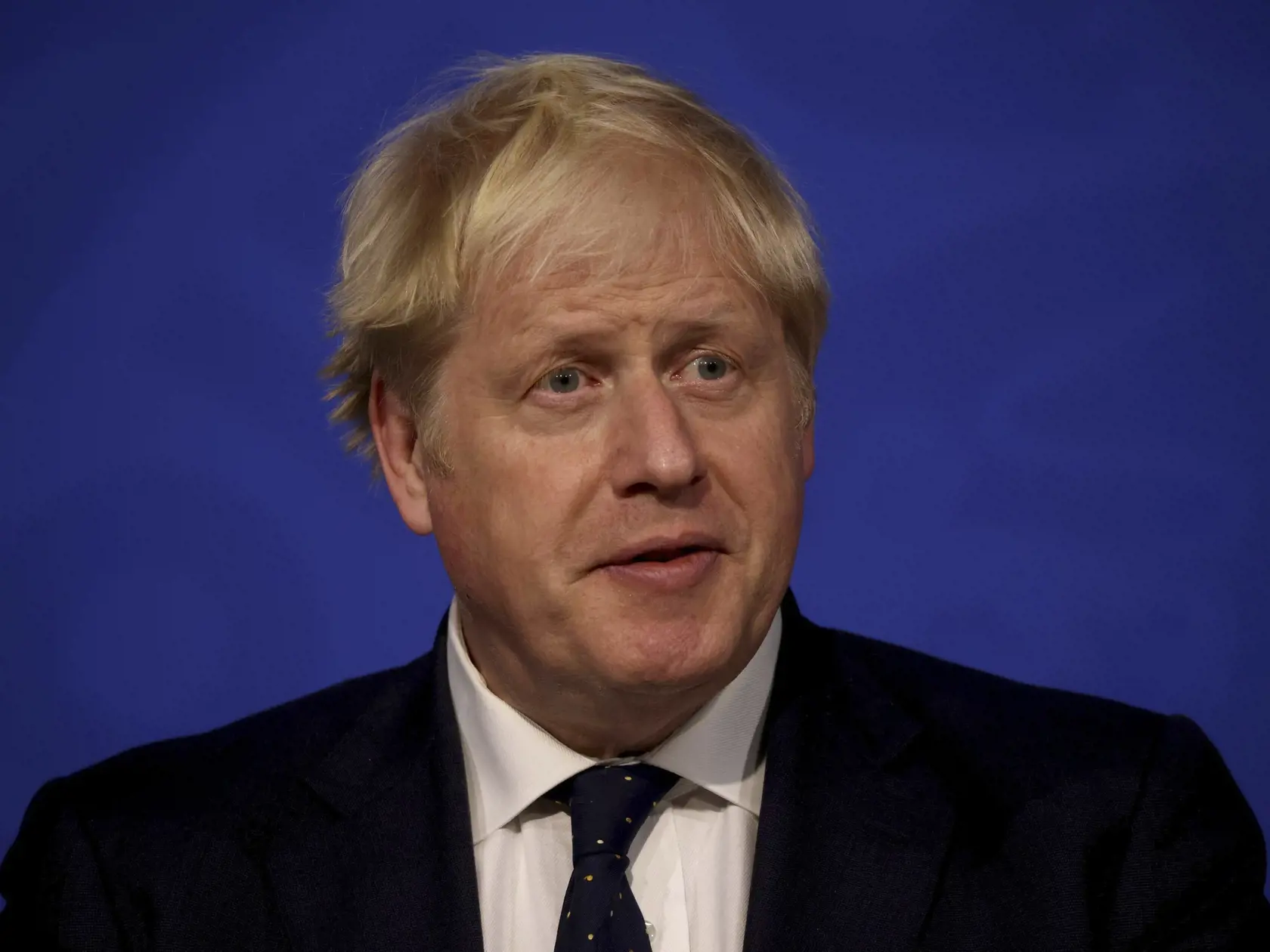 Britský premiér Boris Johnson počas tlačovej konferencie na Downing Street 10 v Londýne.