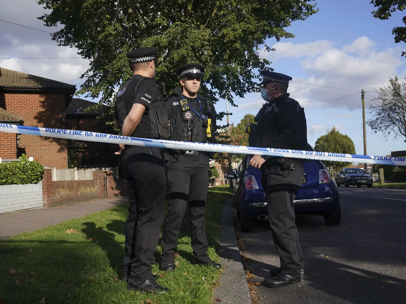 Policajti stoja neďaleko metodistického kostola Belfairs, v ktorom 25-ročný útočník viackrát bodol poslanca britskej Konzervatívnej strany Davida Amessa pri stretnutí s voličmi v jeho volebnom obvode v meste Leigh-on-Sea, približne 62 kilometrov východne od metropoly Londýn.