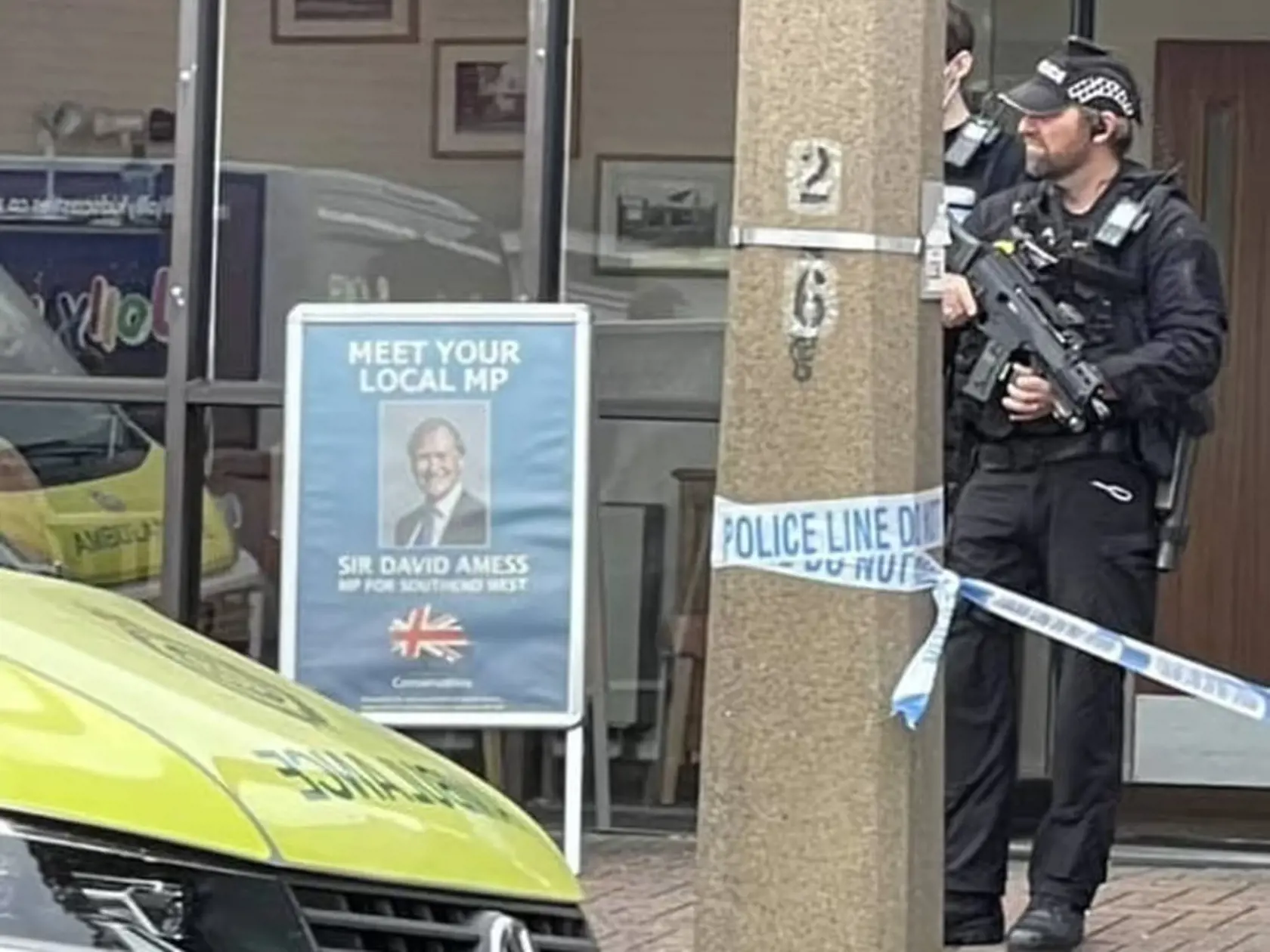 Poslanca britskej Konzervatívnej strany Davida Amessa v piatok viackrát bodli pri stretnutí s voličmi v jeho volebnom obvode. K útoku došlo v metodistickom kostole Belfairs v meste Leigh-on-Sea východne od metropoly Londýn.