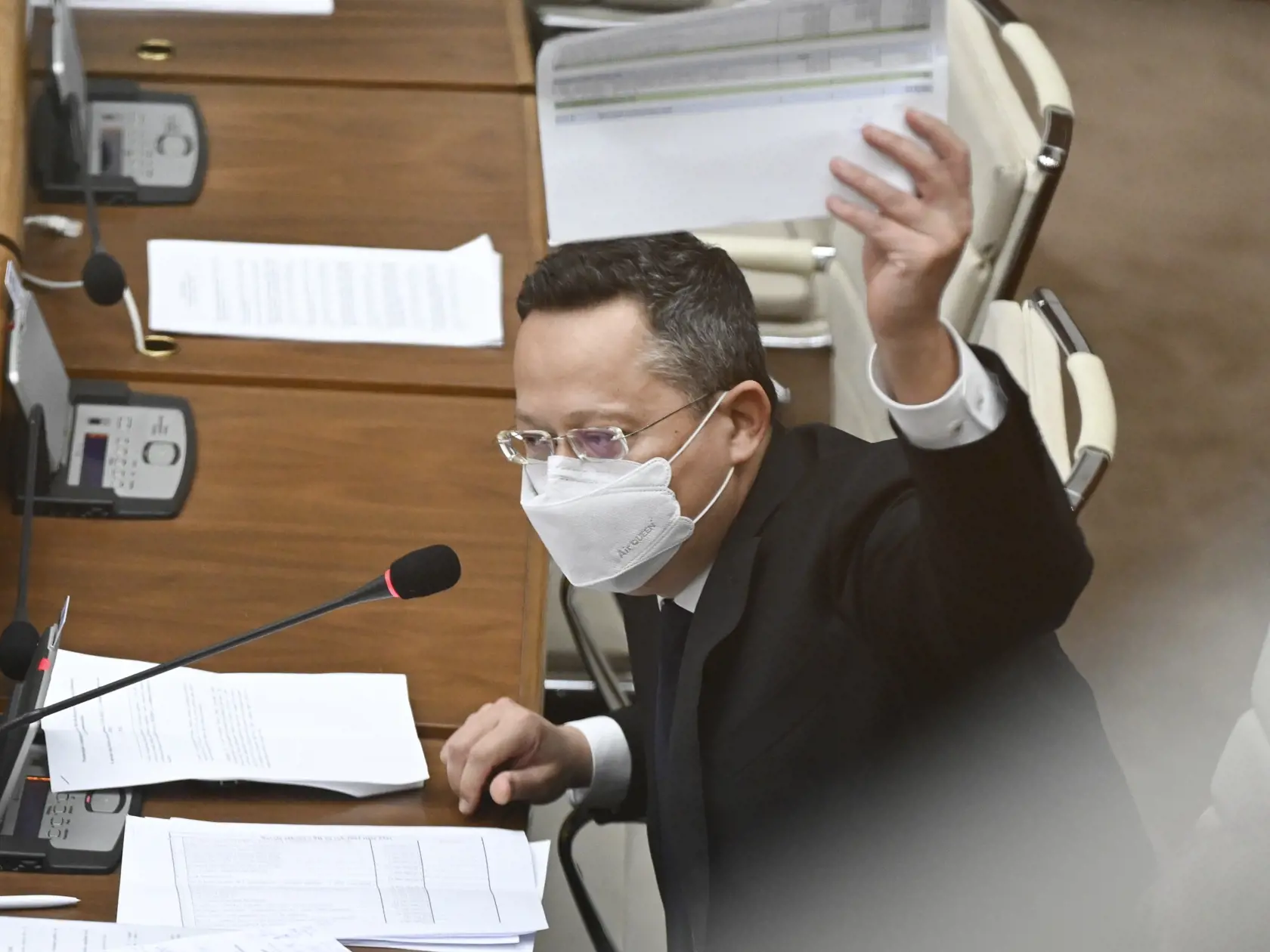 Exminister financií Ladislav Kamenický navrhol Matovičovi, aby si členovia vlády zmrazili platy.