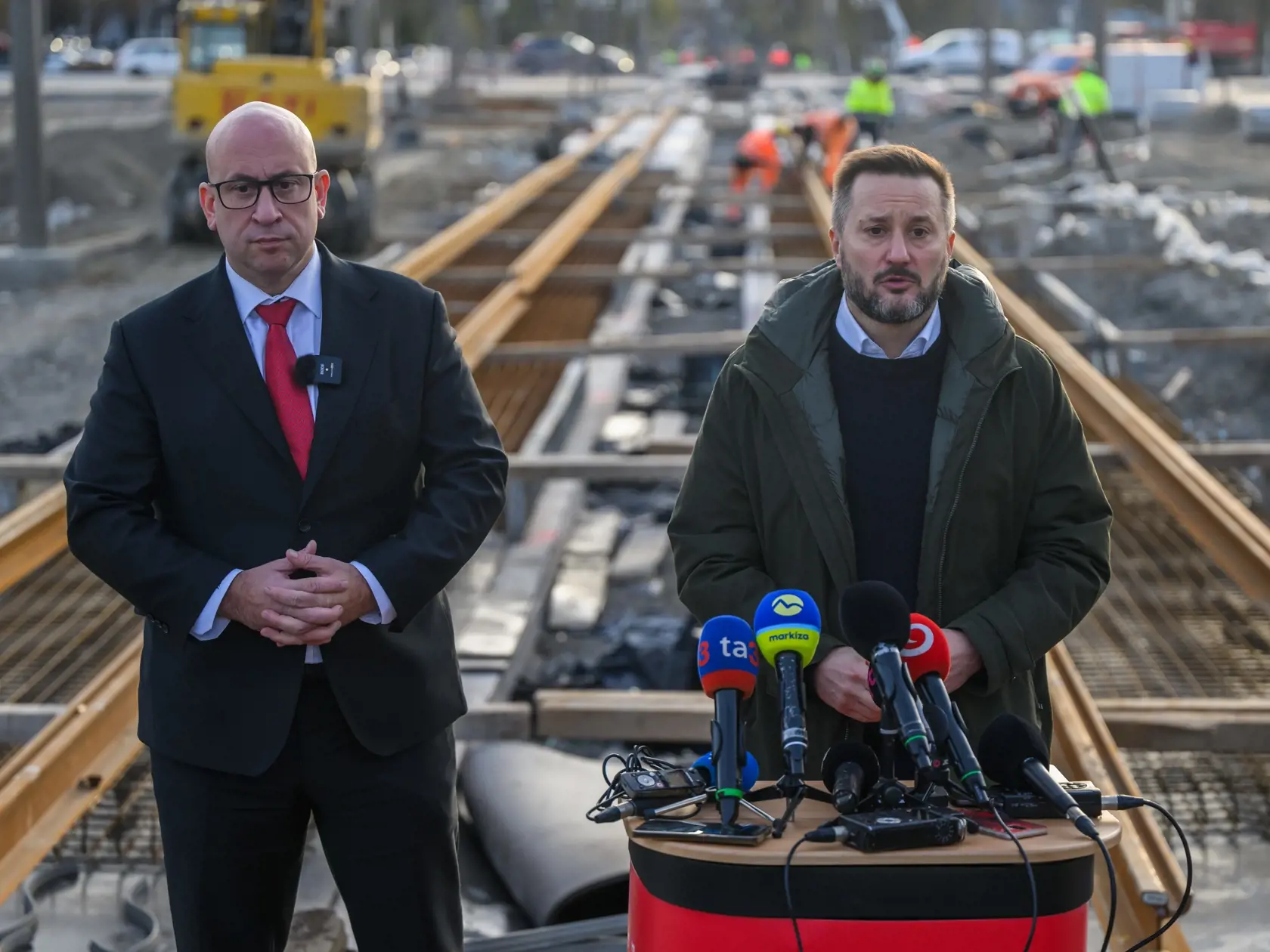Na snímke minister dopravy a výstavby Jozef Ráž ml. (Smer)  počas tlačovej konferencie k napredovaniu vo výstavbe petržalskej električky v Bratislave