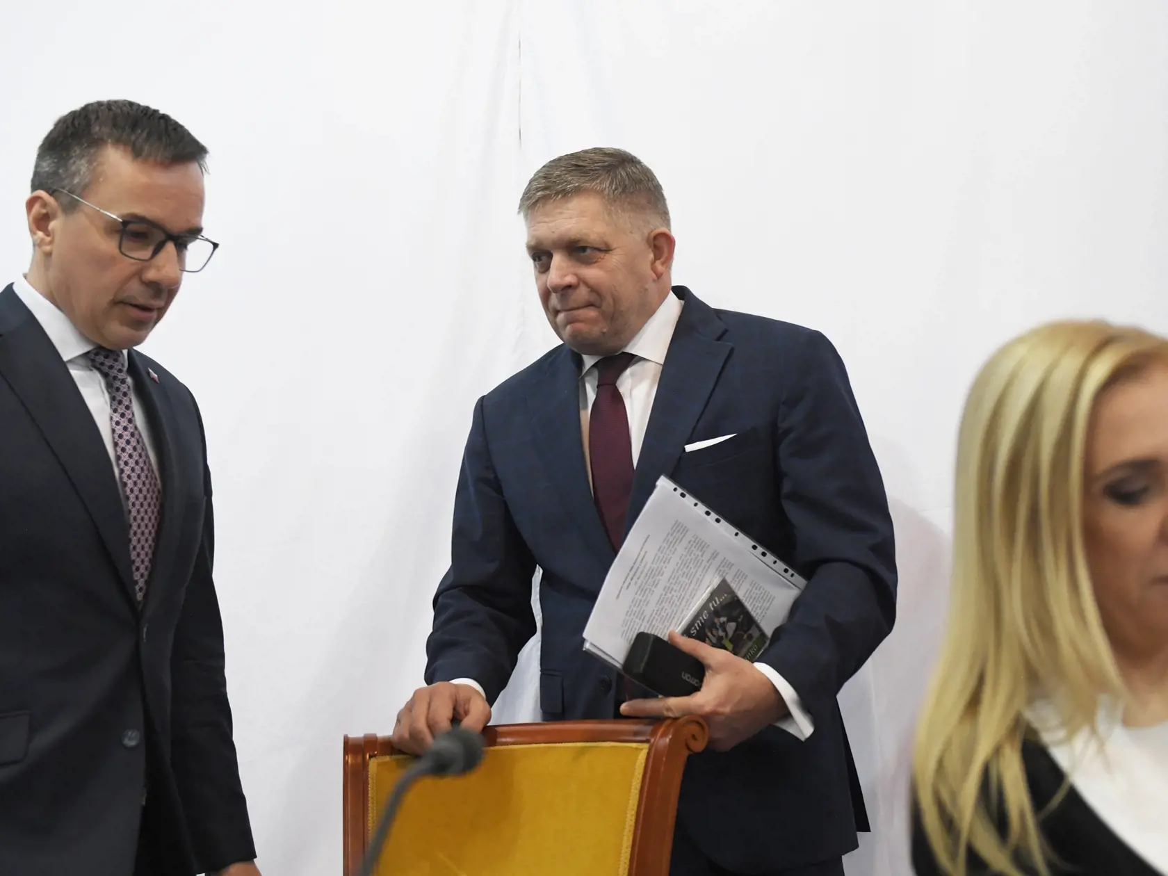 Zľava minister práce, sociálnych vecí a rodiny SR Erik Tomáš (Hlas), predseda vlády SR Robert Fico (Smer) a podpredsedníčka vlády a ministerka hospodárstva SR Denisa Saková (Hlas) počas výjazdového rokovania vlády SR na Základne škole T. J. Moussona v Michalovciach 28. februára 2024. Predmetom výjazdového rokovania vlády Roberta Fica je aktuálna sociálna a ekonomická situáciu v okresoch Michalovce a Sobrance. 