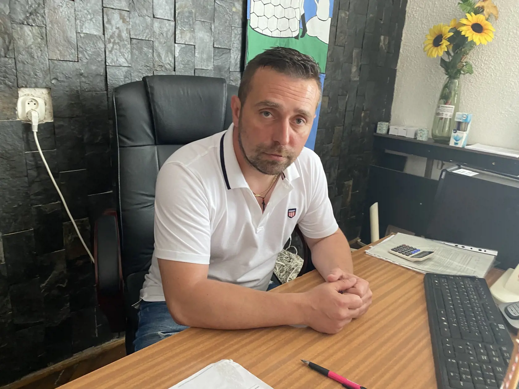 Starosta obce Vyšný Mirošov (okres Svidník) osem rokov čelí stíhaniu za machinácie s financiami obce, odvtedy mu pribudli ďalšie obvinenia aj obžaloby. On však vraví o nedorozumení a porušenie zákona odmieta.