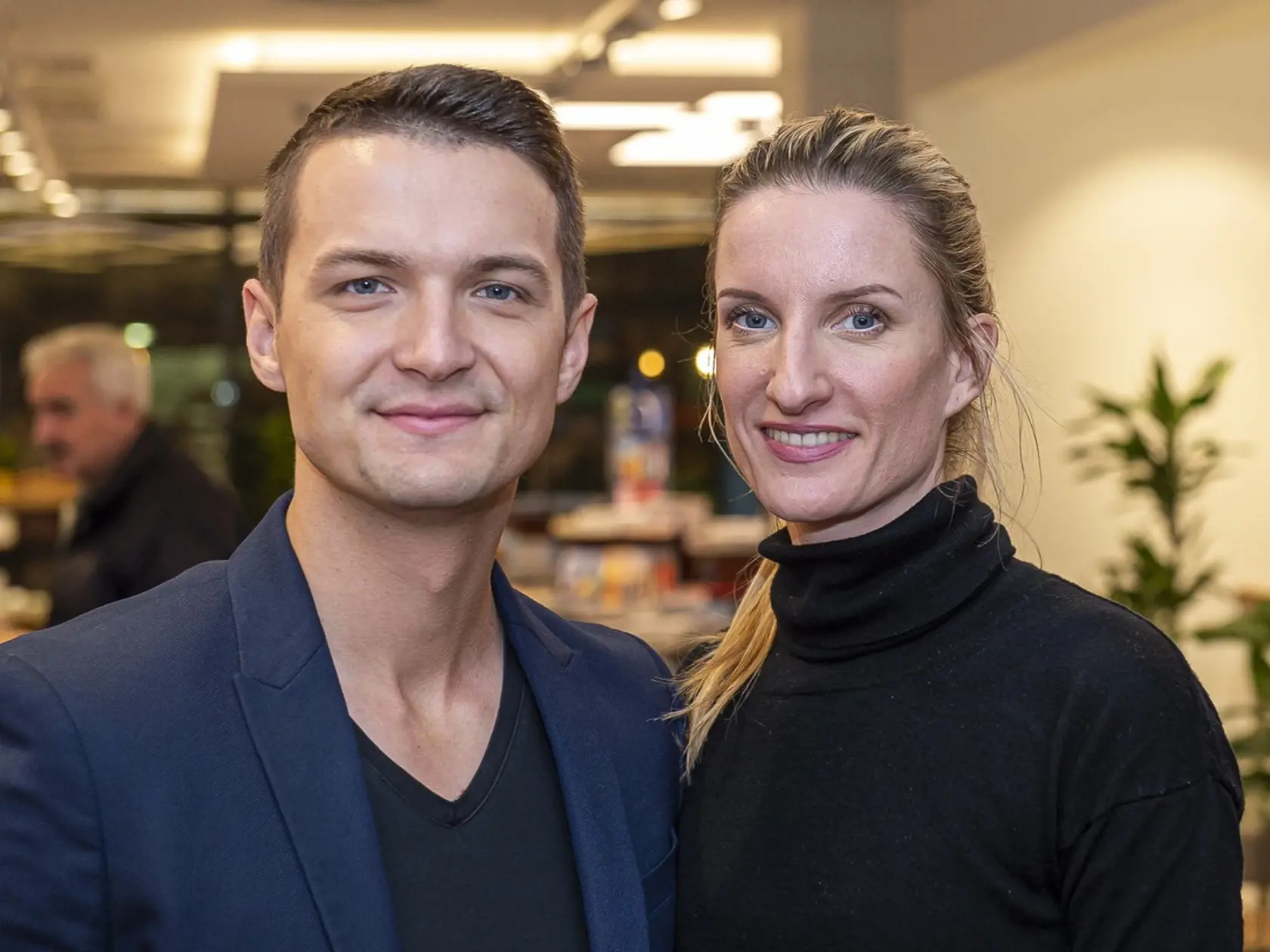 "Ja to zažívam už 23-krát, Adelka a baby z ďalšej fotky (ktoré inak žiadajú náš urýchlený rozvod, keďže jedna chce žiť s Adelkou a druhá so mnou) piatykrát," napísal. Ide teda len o akési detské želanie, žiadny skutočný rozvod manželov. No ale ako sa zdá, deti z tábora si manželov mimoriadne obľúbili, že by s nimi chceli byť stále.