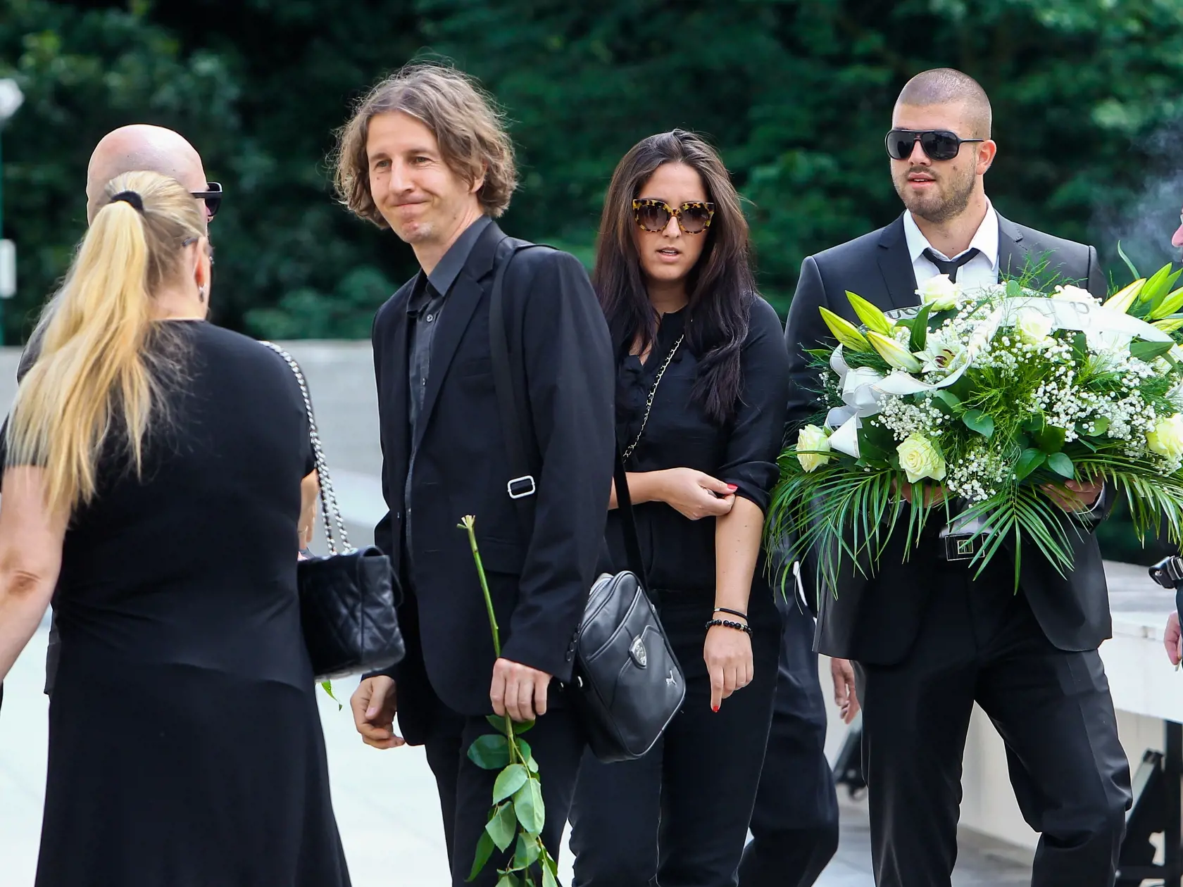 Na snímke Filip Muller s priatelkou prichadzaju na pohreb zosnulej matky Richarda Mullera, Elišky.