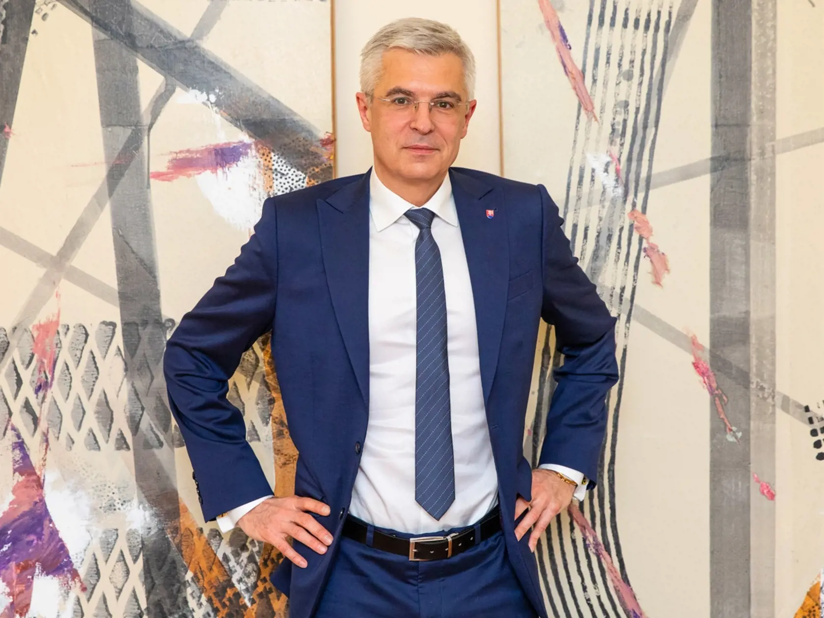 Ivan Korčok Minister zahraničných vecí a európskych záležitostí Slovenskej republiky pred obrazom Vladimíra Ossifa. Obrazy si minister vybral do kancelárie sám s pomocou riaditeľky SNG Alexandri Kusej.