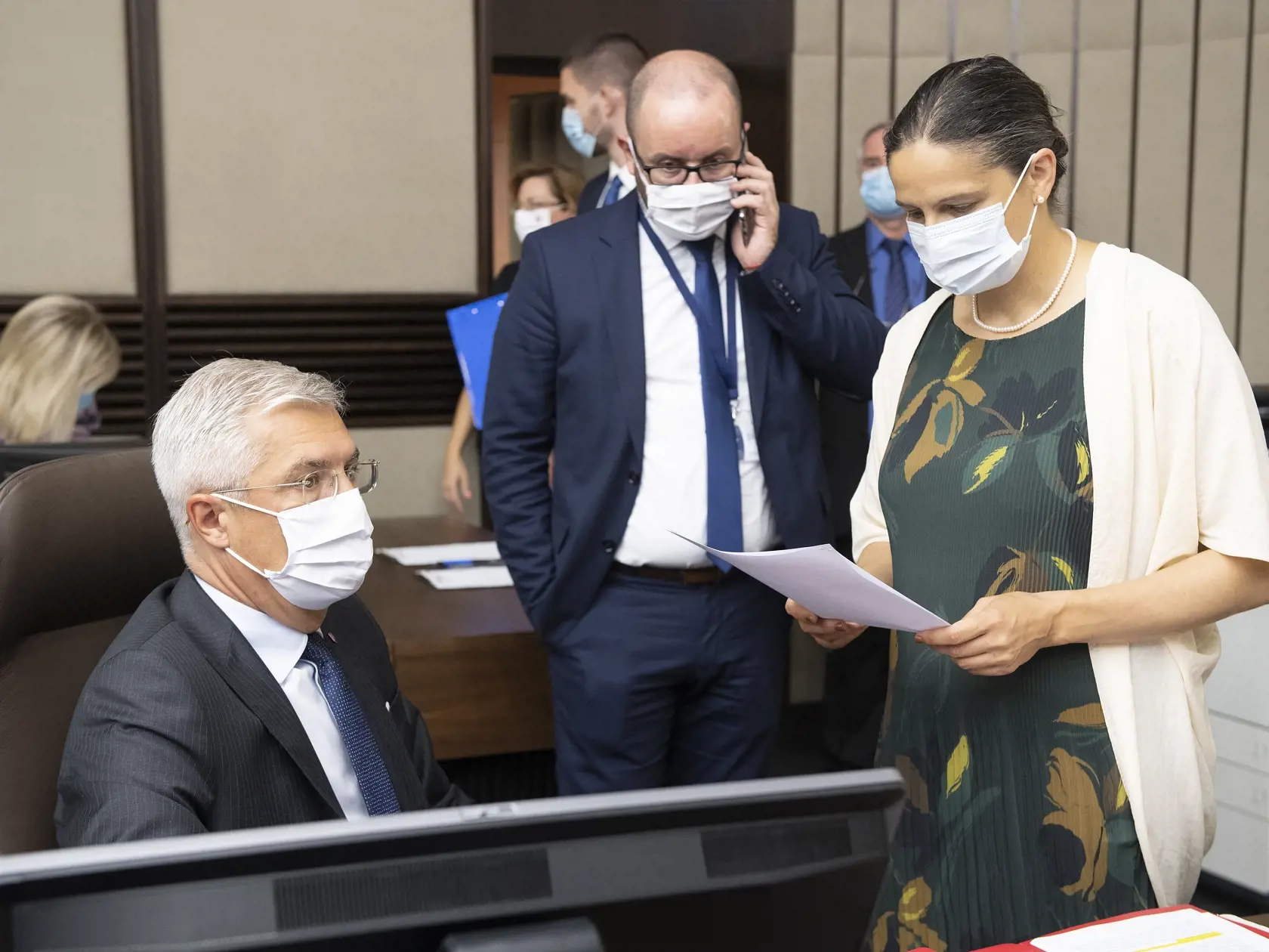Na snímke vľavo v popredí minister zahraničných vecí a európskych záležitostí SR Ivan Korčok  (nominant SaS) a vpravo ministerka spravodlivosti Mária Kolíková (Za ľudí) počas 33. schôdze vlády SR v Bratislave. FOTO TASR - Pavel Neubauer
