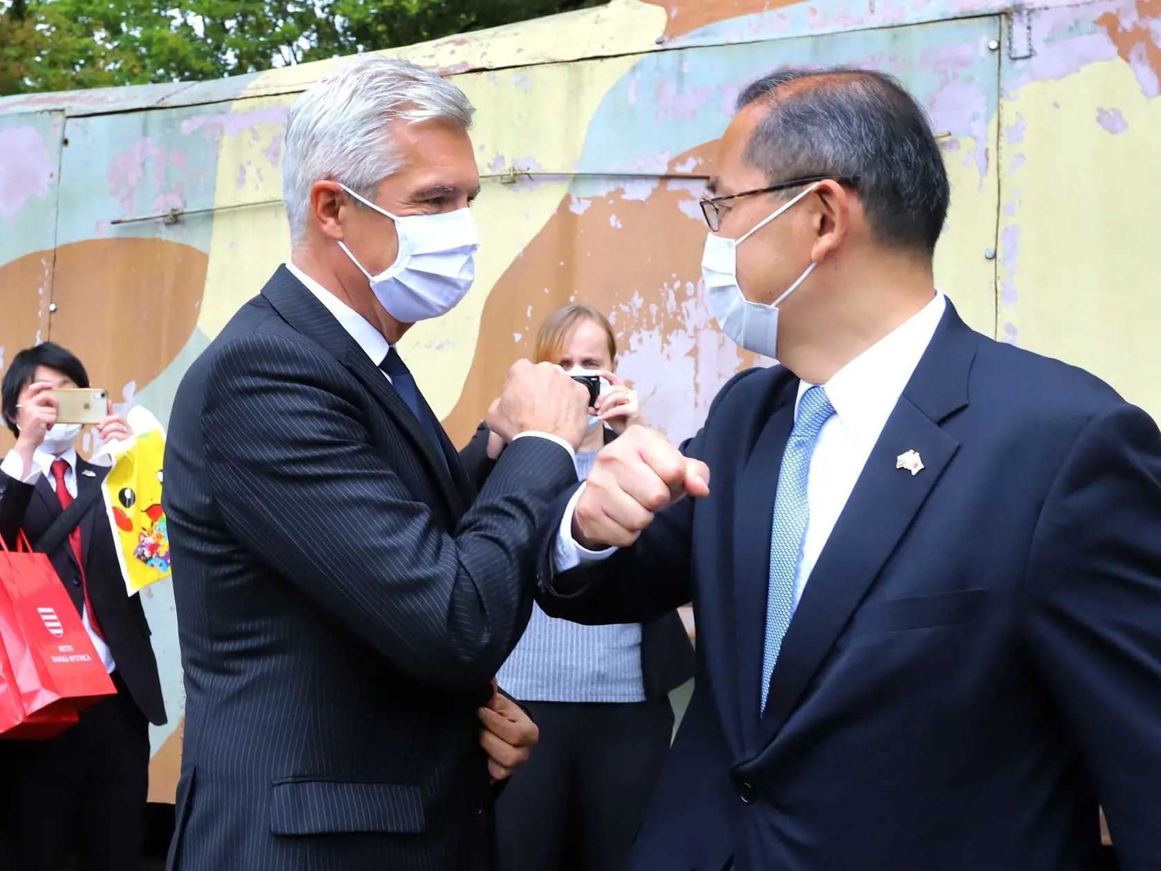 Slávnostné sadenie sakúr pri príležitosti 100. výročia vzťahov medzi Japonskom a Slovenskou republikou v areáli Múzea SNP za prítomnosti ministra zahraničných vecí a európskych záležitostí SR Ivana Korčoka a veľvyslanca Japonska v SR J. E. Makota Nakagawu. Na snímke zľava minister zahraničných vecí a európskych záležitostí SR Ivan Korčok a veľvyslanec Japonska v SR J. E. Makota Nakagawu, Banskej Bystrici 1. októbra 2020.  FOTO TASR - Ján Krošlák
