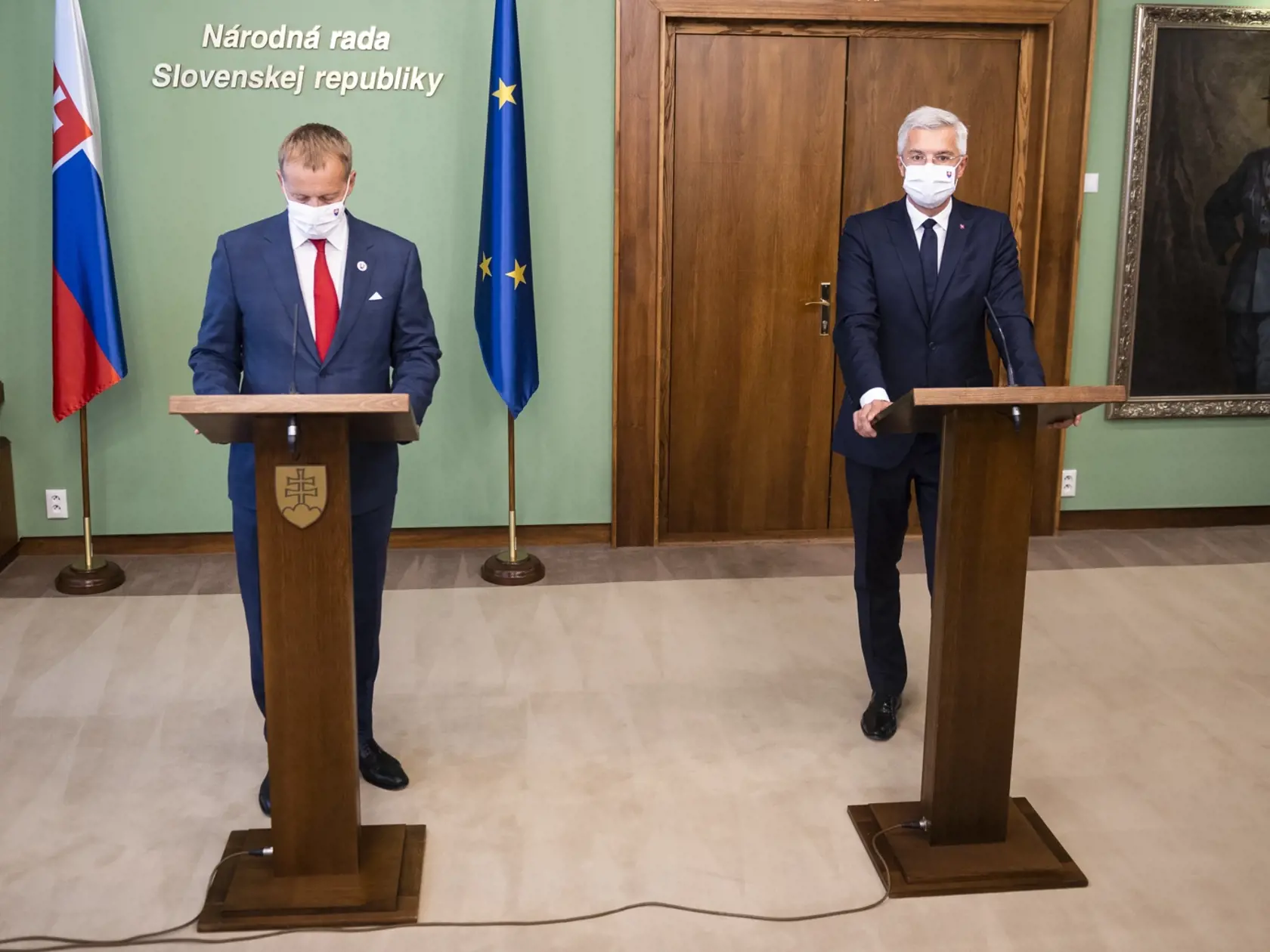 Na snímke zľava predseda NR SR Boris Kollár (Sme rodina) a minister zahraničných vecí a európskych záležitostí SR Ivan Korčok (nominant SaS) počas tlačového brífingu k úmrtiu slovenského občana Jozefa Chovanca v Belgicku a udalostiam okolo zásahu na letisku Charleroi vo februári 2018. V Bratislave, 31. augusta 2020. FOTO TASR - Jaroslav Novák