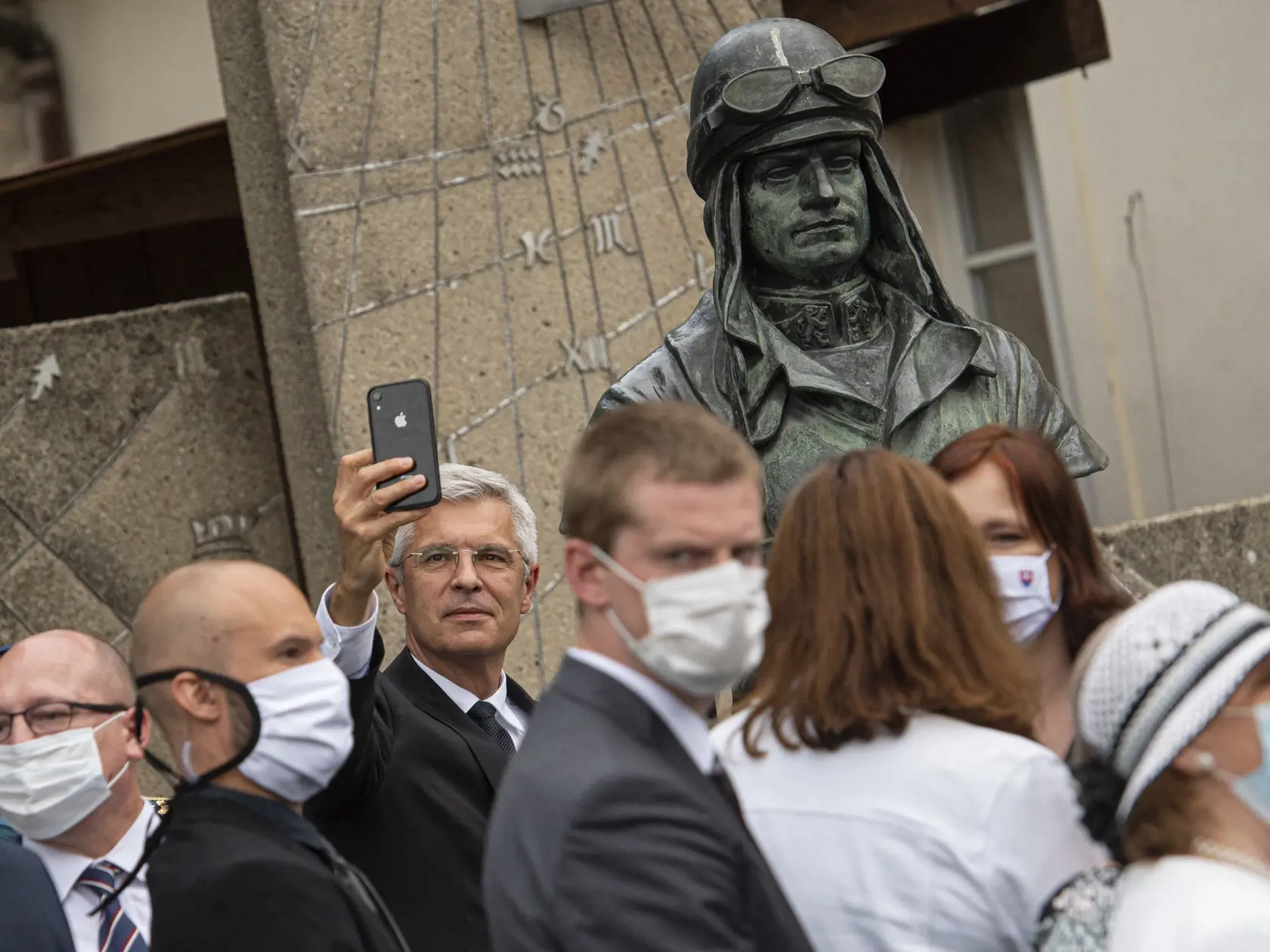 Na snímke minister zahraničných vecí a európskych záležitostí SR Ivan Korčok (uprostred) po položení venca k soche Milana Rastislava Štefánika na pražskom Petříne 3. júna 2020. Slovenský premiér Igor Matovič pricestoval na svoju prvú oficiálnu zahraničnú návštevu, ktorá podľa tradície viedla do Českej republiky. Obaja premiéri oznámili, že sa od polnoci obnoví neobmedzený režim na hraniciach medzi Slovenskou a Českou republikou. FOTO TASR - Michal Svítok
