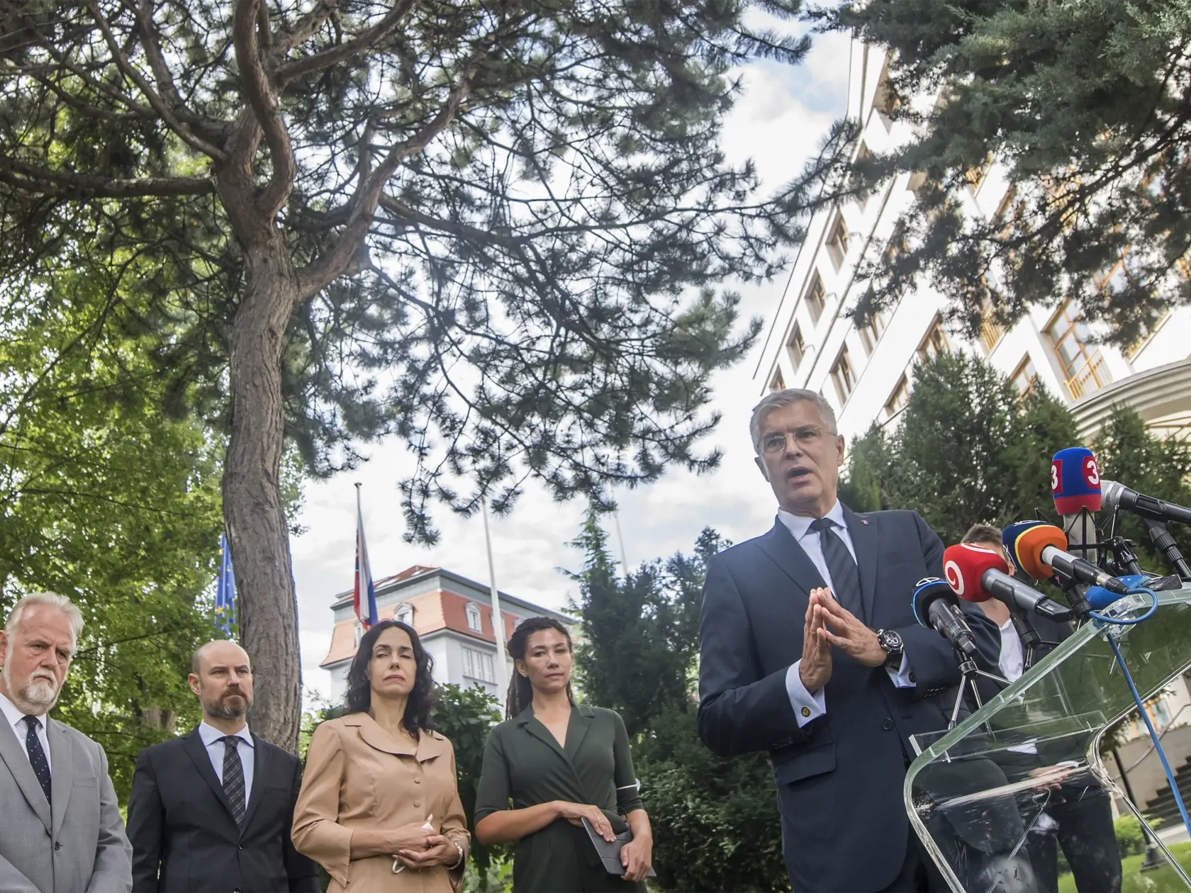 Na snímke vpravo minister zahraničných vecí a európskych záležitostí SR Ivan Korčok počas brífingu s novinármi po stretnutí so slovenskými poslancami Európskeho parlamentu ako aj s poslancami Národnej rady SR v súvislosti s ďalším
vývojom ohľadom tragického prípadu Jozefa Chovanca v Belgicku 11. septembra 2020 v Bratislave. Na snímke zľava poslanec NR SR Peter Osuský (SaS), europoslanci Vladimír Bilčík - Poslanecký klub Európskej ľudovej strany (Kresťanských demokratov) Politická príslušnosť v S