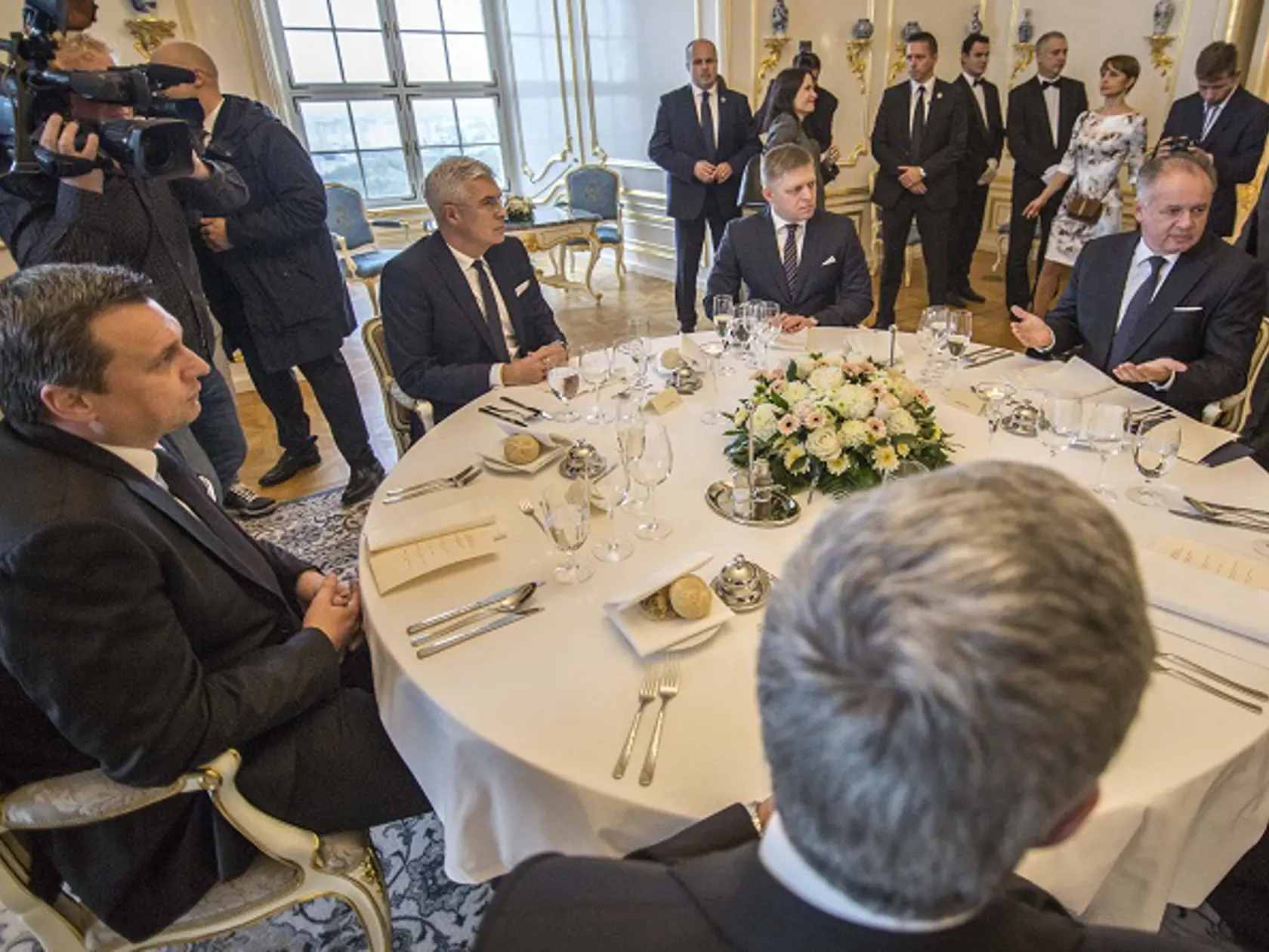 Na snímke sprava prezident SR Andrej Kiska, predseda vlády SR Robert Fico, štátny tajomník ministerstva zahraničných vecí a európskych záležitostí SR Ivan Korčok a predseda NR SR Andrej Danko počas stretnutia troch najvyšších ústavných činiteľov - prezidenta SR Andreja Kisku, predsedu Národnej rady SR Andreja Danka a predsedu vlády SR Roberta Fica na Bratislavskom hrade 23. októbra 2017 v Bratislave. Cieľom stretnutia je dohodnúť spoločný postup pri napĺňaní strategických cieľov týkajúcich sa za