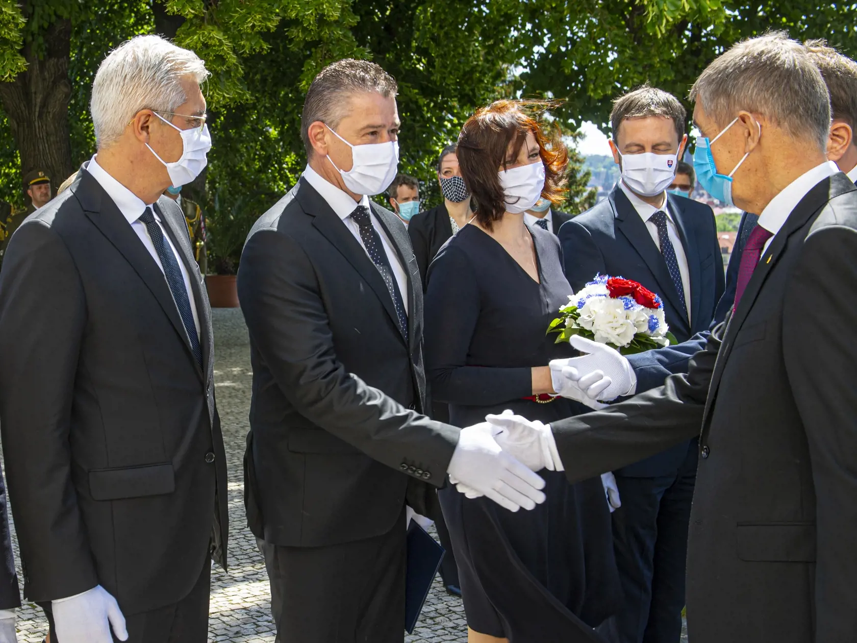 Predseda vlády SR Igor Matovič (vpravo) predstavuje českému premiérovi Andrejovi Babišovi (druhý sprava) členov svoj delegácie počas stretnutia v Prahe v stredu 3. júna 2020. Zľava šéf slovenskej diplomacie Ivan Korčok, minister vnútra  Roman Mikulec, podpredsedníčka vlády SR pre investície a informatizáciu Veronika Remišová a minister financií Eduard Heger. Obaja premiéri oznámili, že sa od polnoci obnoví neobmedzený režim na hraniciach medzi Slovenskou a Českou republikou. Slovenský premiér pr