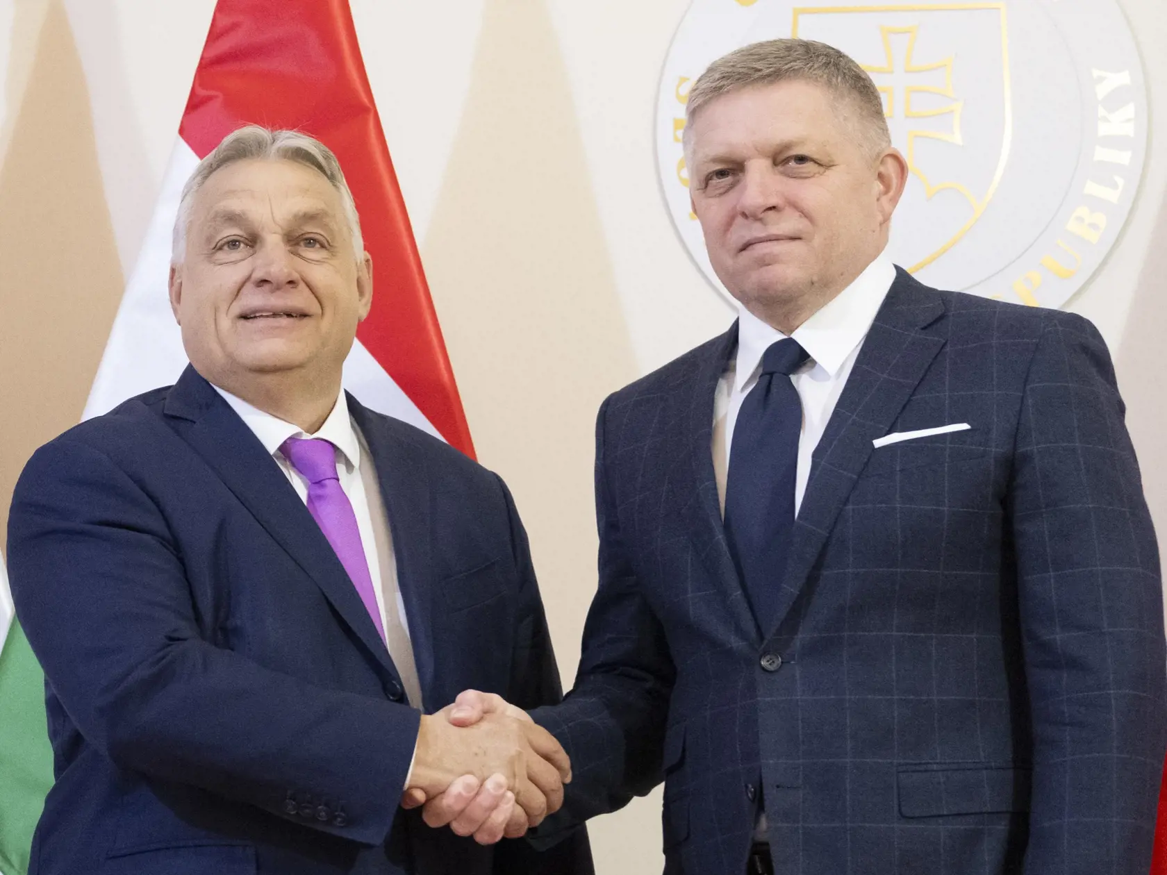 Na snímke zľava maďarský premiér Viktor Orbán a premiér SR Robert Fico (Smer-SD) sa vítajú počas stretnutia v Bratislave v utorok 21. januára 2025. FOTO TASR - Martin Baumann