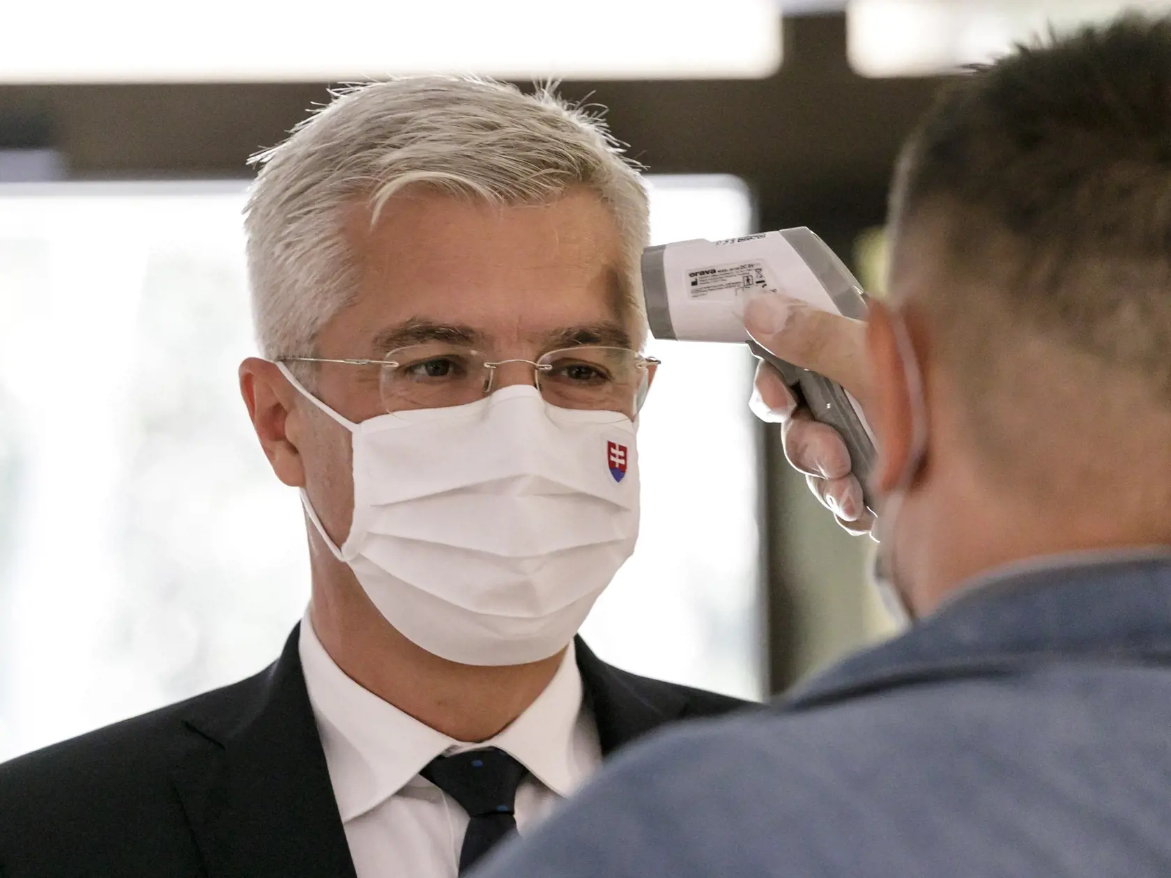Na snímke minister zahraničných vecí a európskych záležitostí SR Ivan Korčok (nominant SaS), ktorému merajú telesnú teplotu pred zasadnutím Ústredného krízového štábu SR v Bratislave v pondelok 14. septembra 2020. FOTO TASR - Dano Veselský