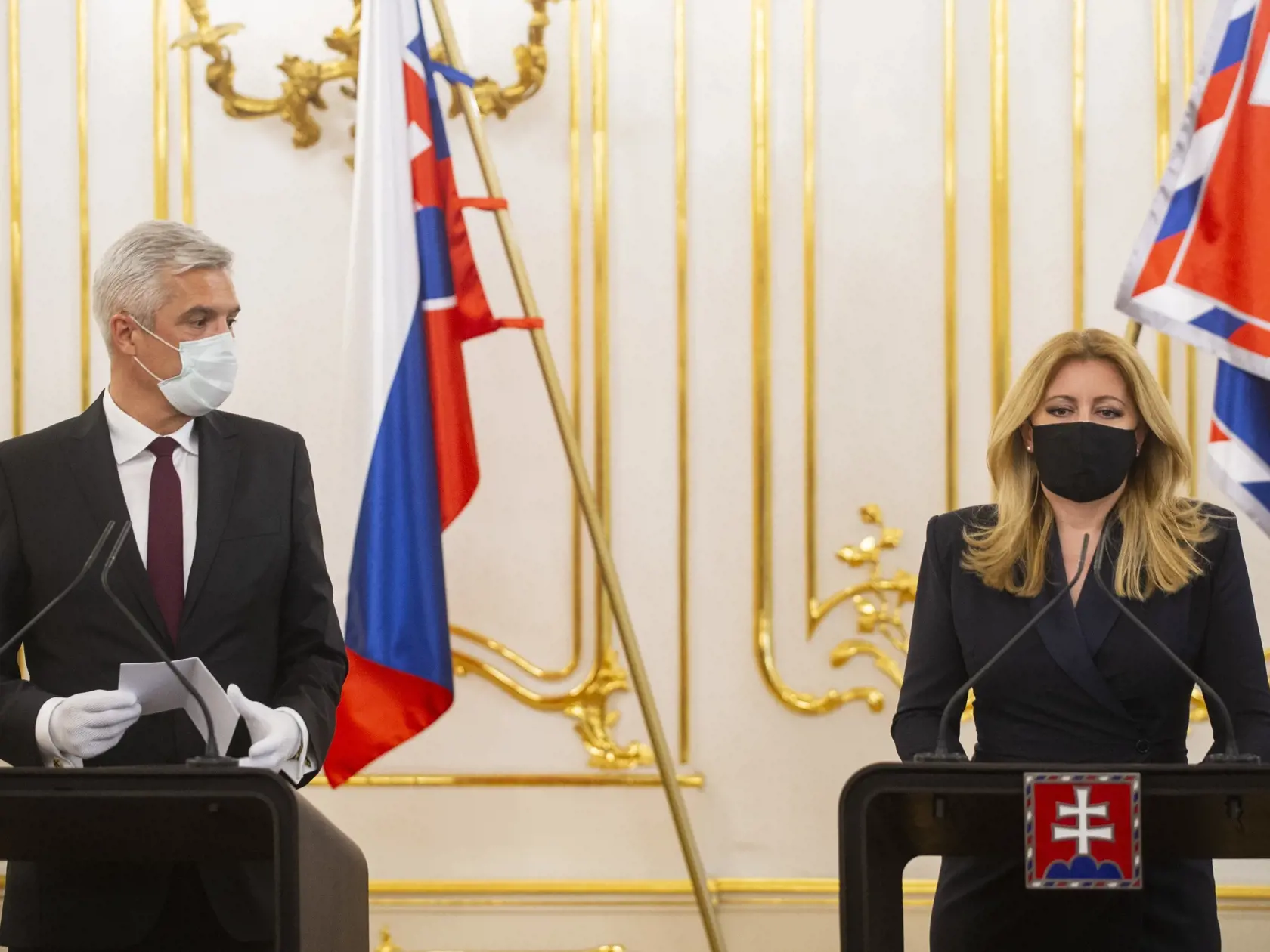 Na snímke prezidentka SR Zuzana Čaputová (vpravo) a minister zahraničných vecí a európskych záležitostí SR Ivan Korčok počas tlačovej konferencie po stretnutí v Bratislave v stredu 29. apríla 2020. Diskutovali spolu najmä o úlohe Európskej únie v čase pandémie a ekonomickej pomoci, ktorú EÚ poskytuje Slovensku. FOTO TASR - Jakub Kotian